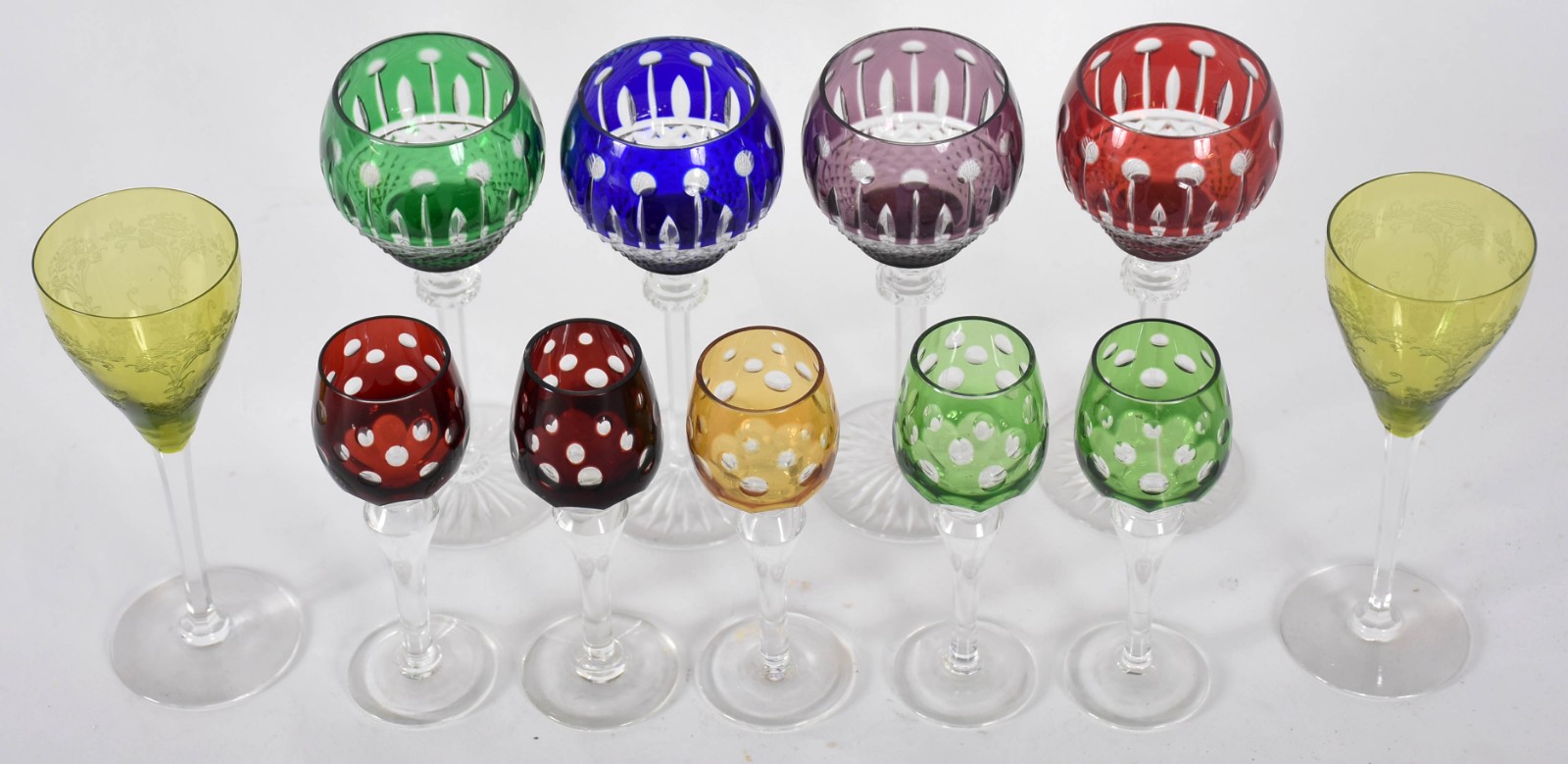 Onze diversos cálices de cristal colorido, sendo quatro de pé alto... - foto 2 de 3