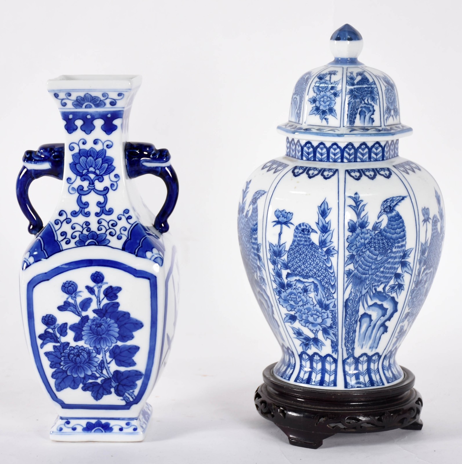 Duas peças sendo potiche e vaso de porcelana oriental azul e branca. - foto 1 de 4
