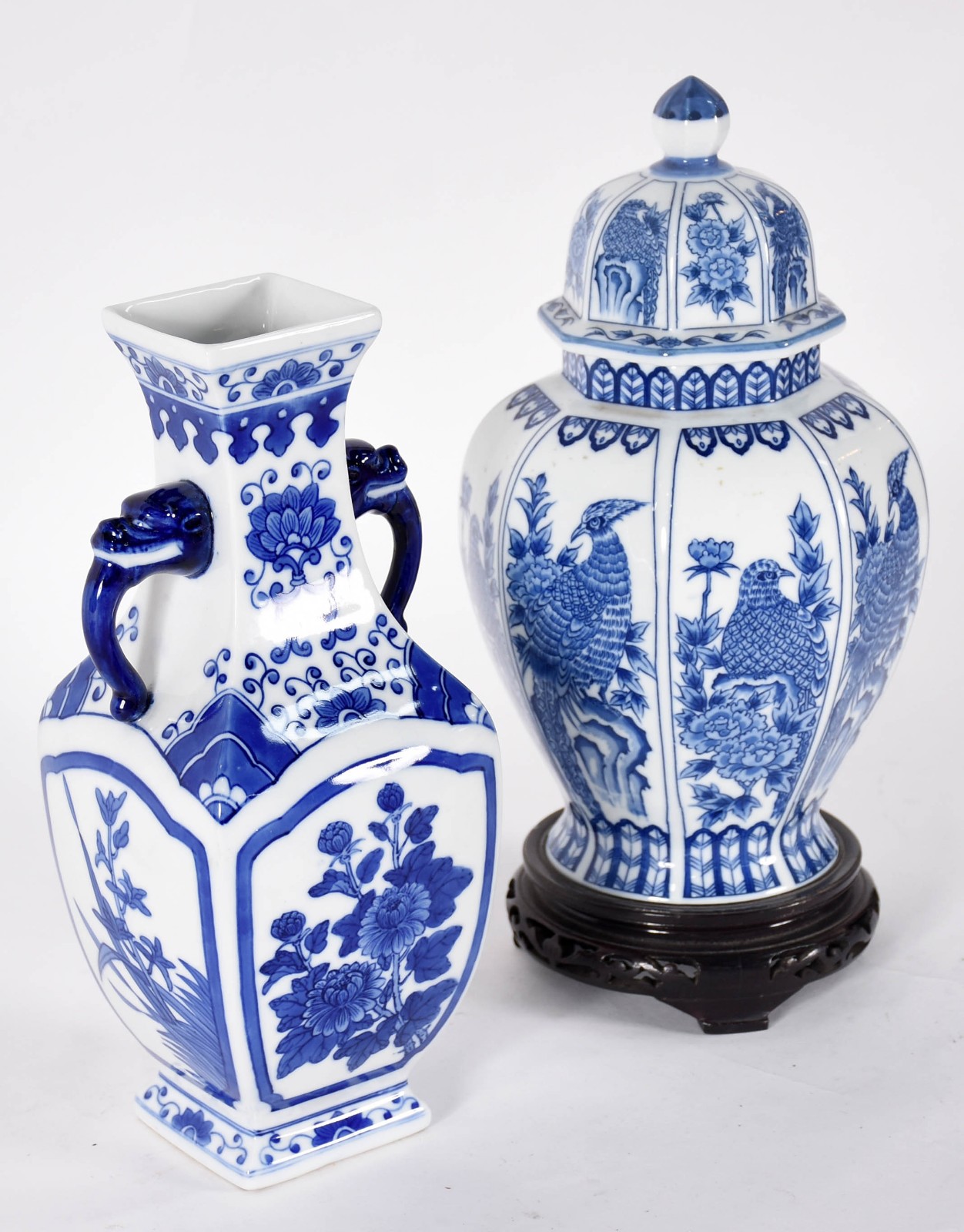 Duas peças sendo potiche e vaso de porcelana oriental azul e branca. - foto 2 de 4
