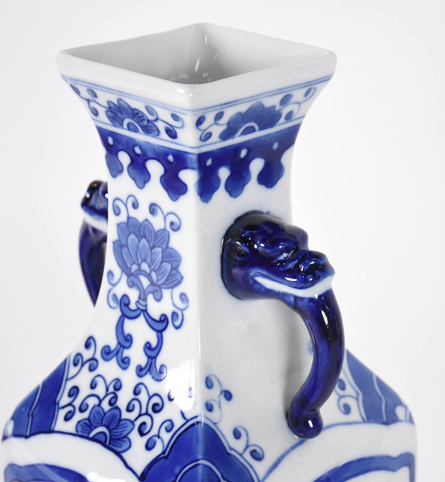 Duas peças sendo potiche e vaso de porcelana oriental azul e branca. - foto 3 de 4