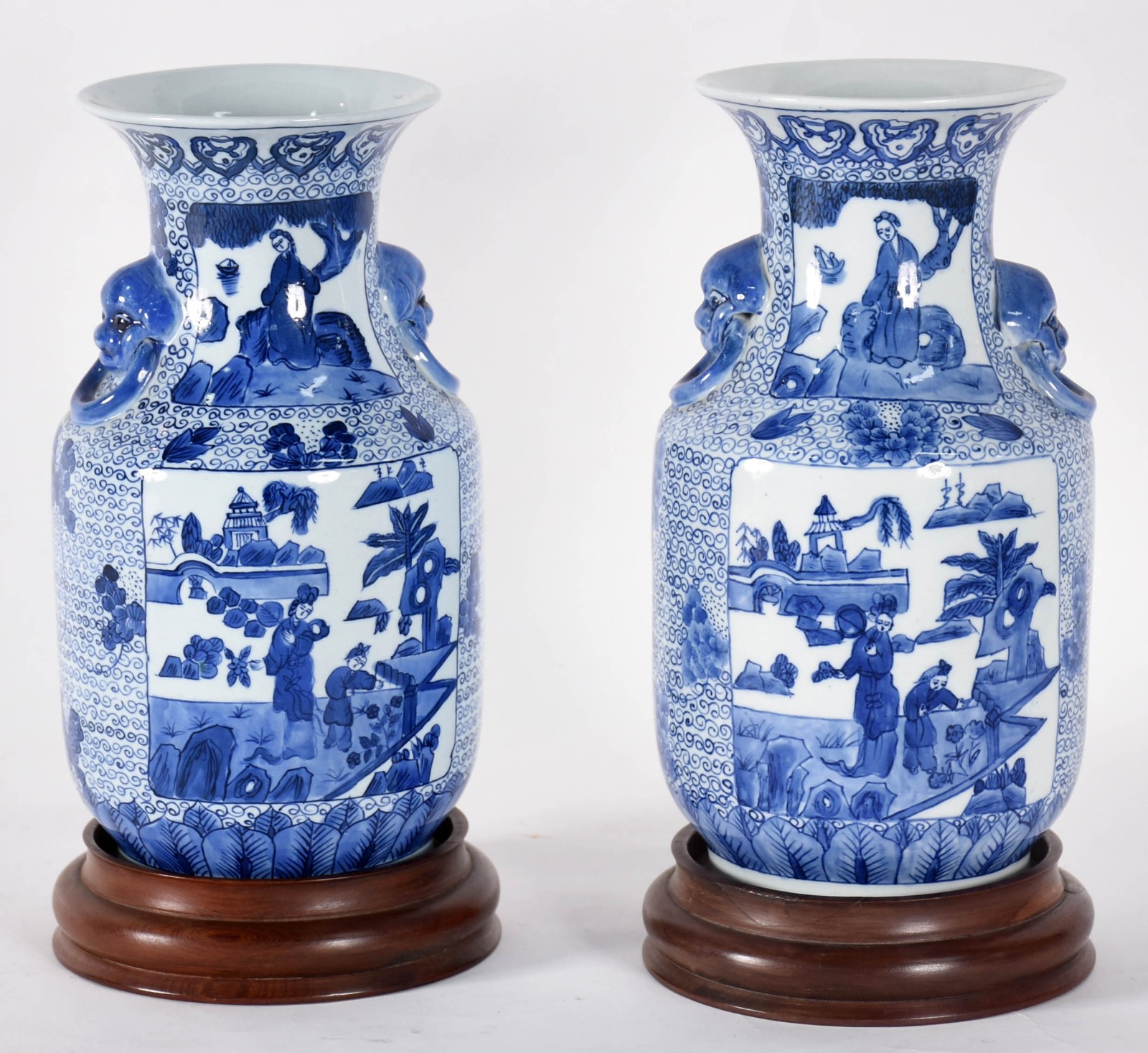 Par de vasos de porcelana oriental azul e branca decorados com... - foto 1 de 4