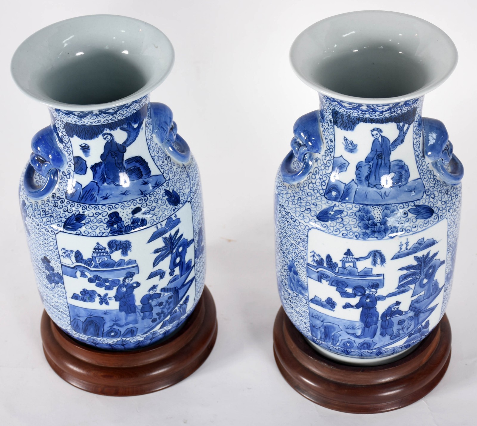 Par de vasos de porcelana oriental azul e branca decorados com... - foto 2 de 4