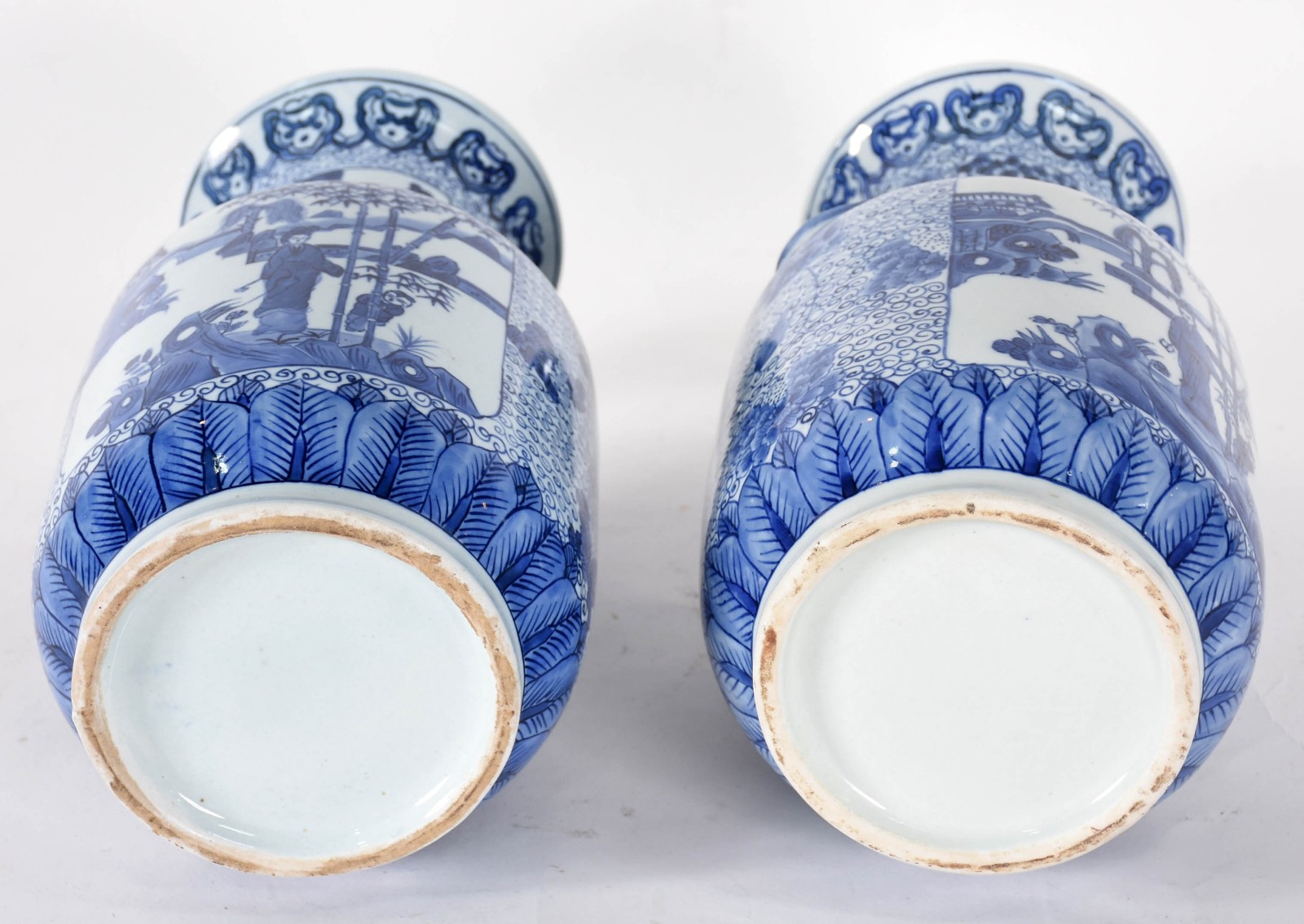 Par de vasos de porcelana oriental azul e branca decorados com... - foto 3 de 4