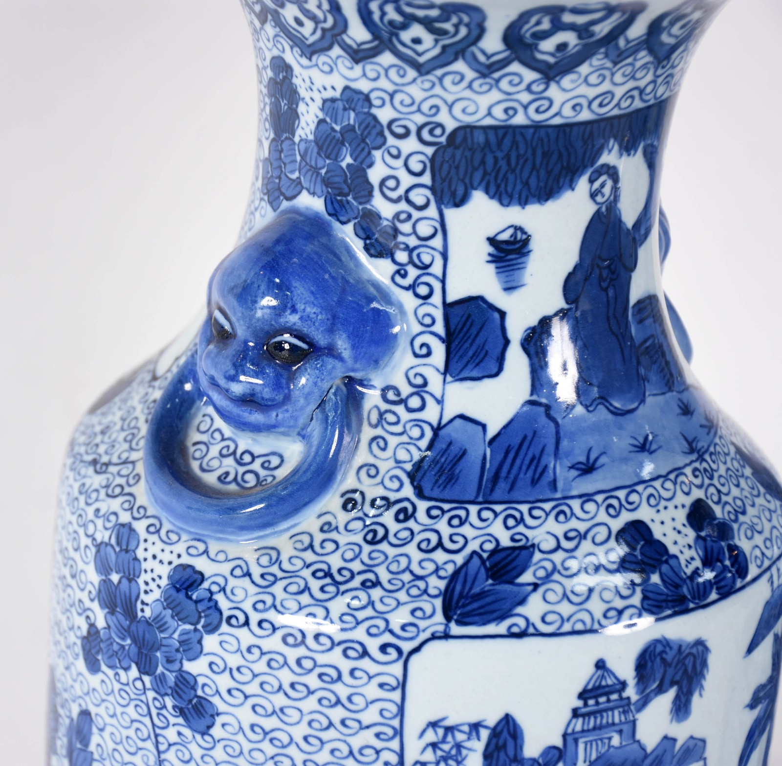 Par de vasos de porcelana oriental azul e branca decorados com... - foto 4 de 4