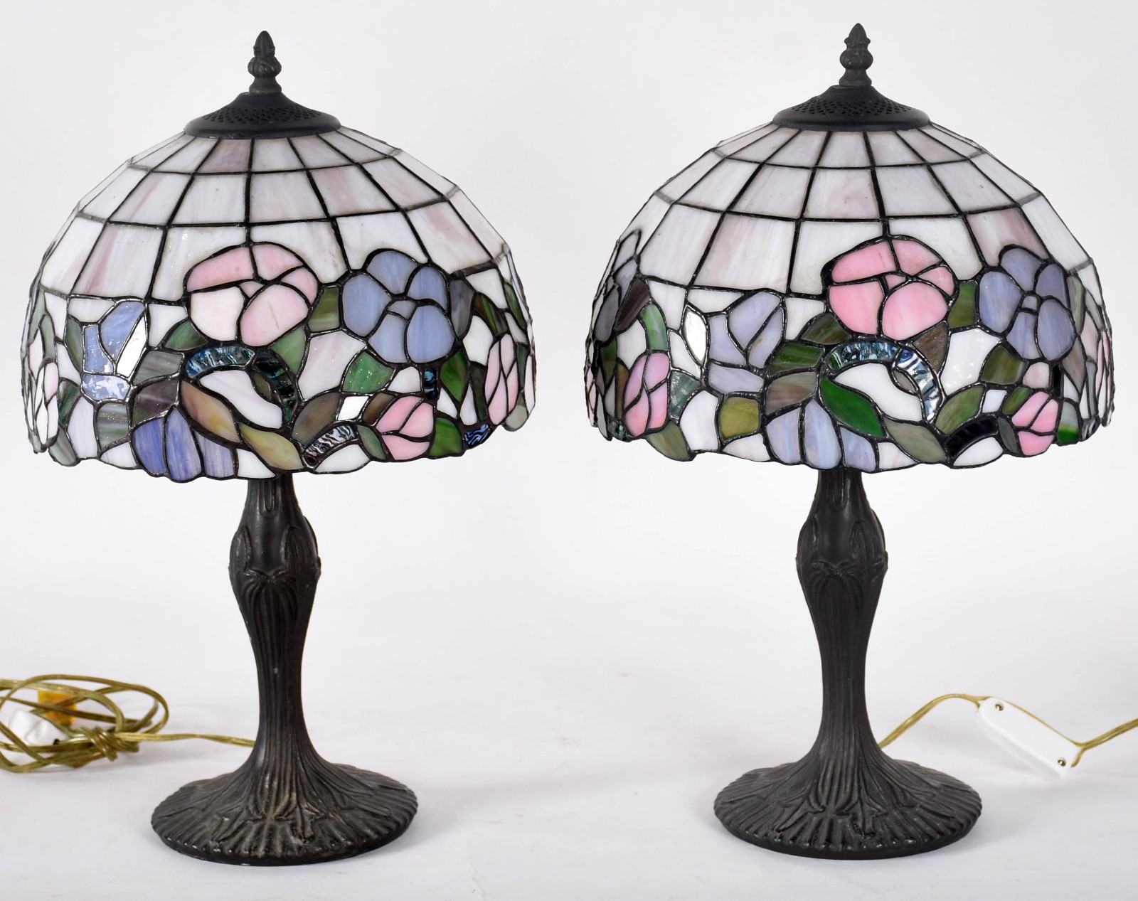 Par de abajour estilo Tiffany’s com bases de metal e cúpulas com... - foto 1 de 3