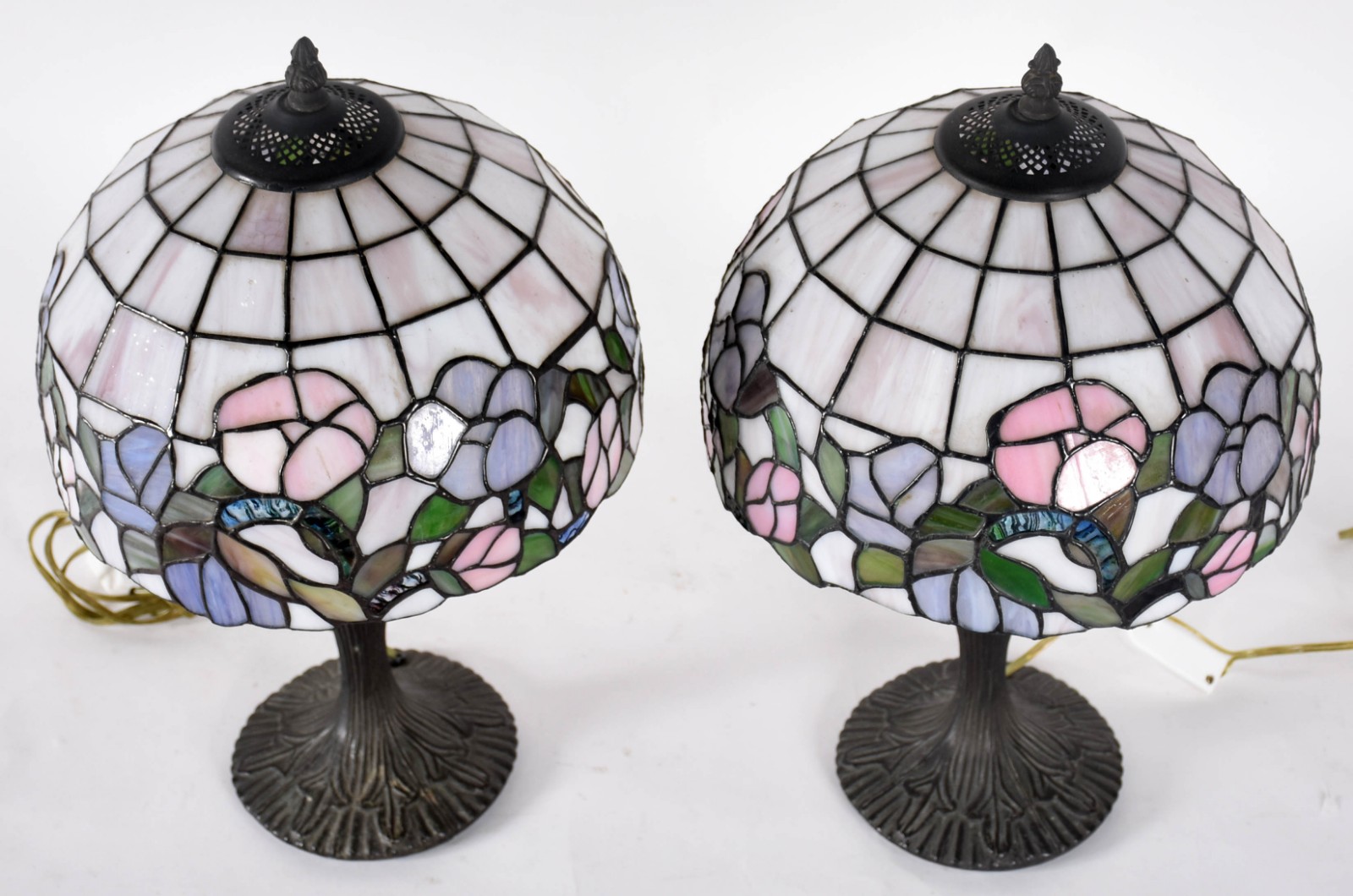 Par de abajour estilo Tiffany’s com bases de metal e cúpulas com... - foto 2 de 3