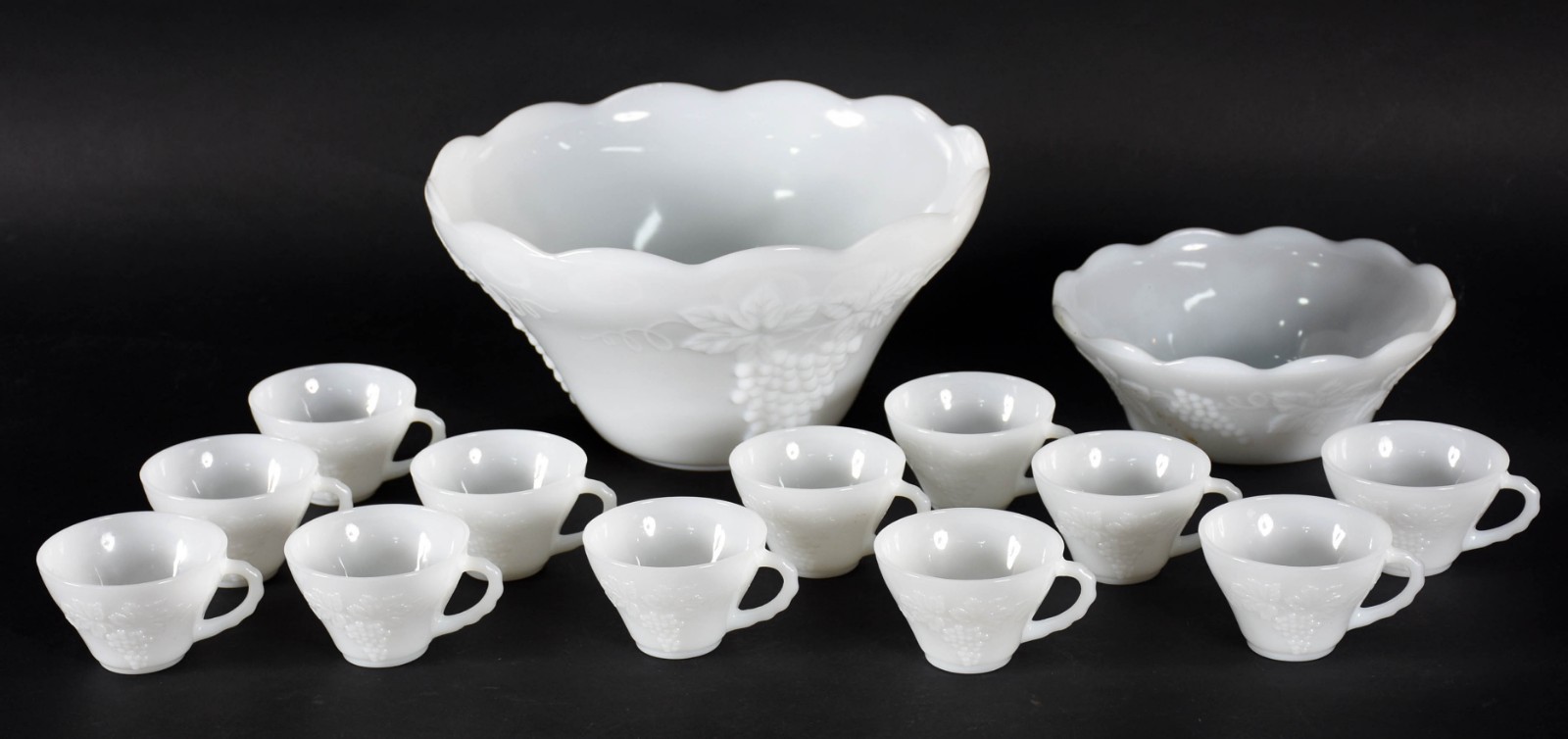 Poncheira de milkglass com bowl grande, outro menor e 12 canecas... - foto 1 de 5