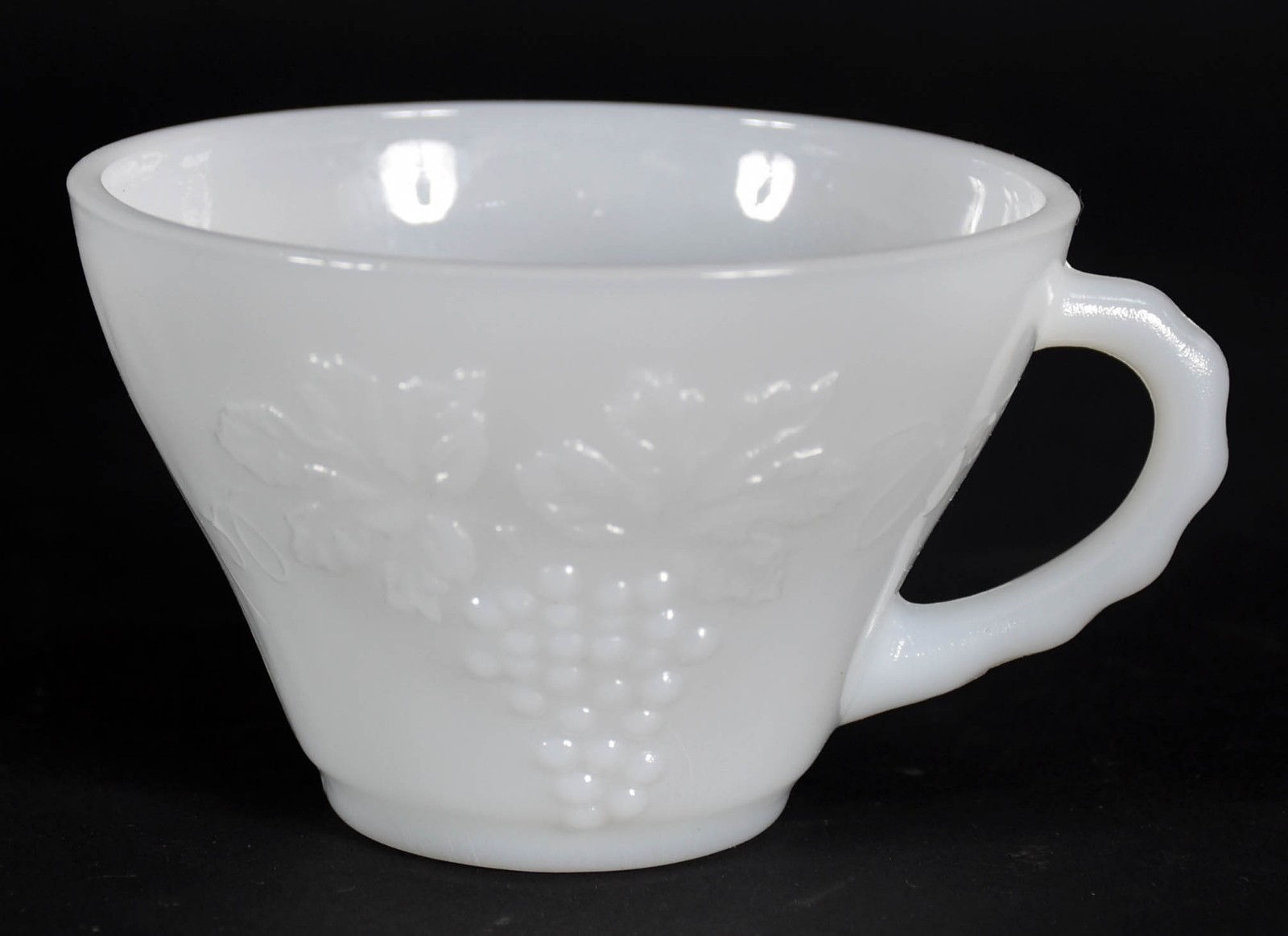 Poncheira de milkglass com bowl grande, outro menor e 12 canecas... - foto 3 de 5