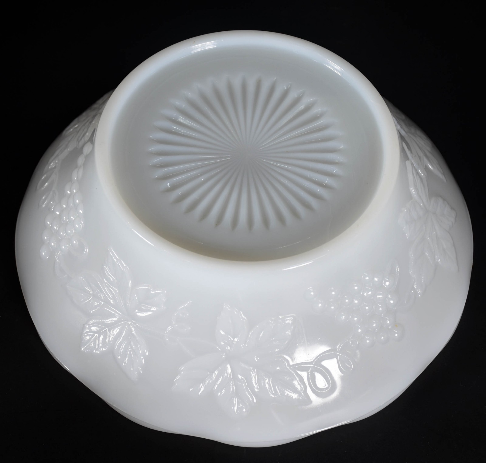 Poncheira de milkglass com bowl grande, outro menor e 12 canecas... - foto 5 de 5