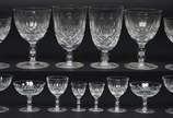 Serviço de cristal europeu lapidado com 71 peça... - Serviço de cristal europeu lapidado com 71 peças, sendo 12 copos para água , 14 cálices para vinho tinto , 11 cálices para vinho branco , 7 taça...