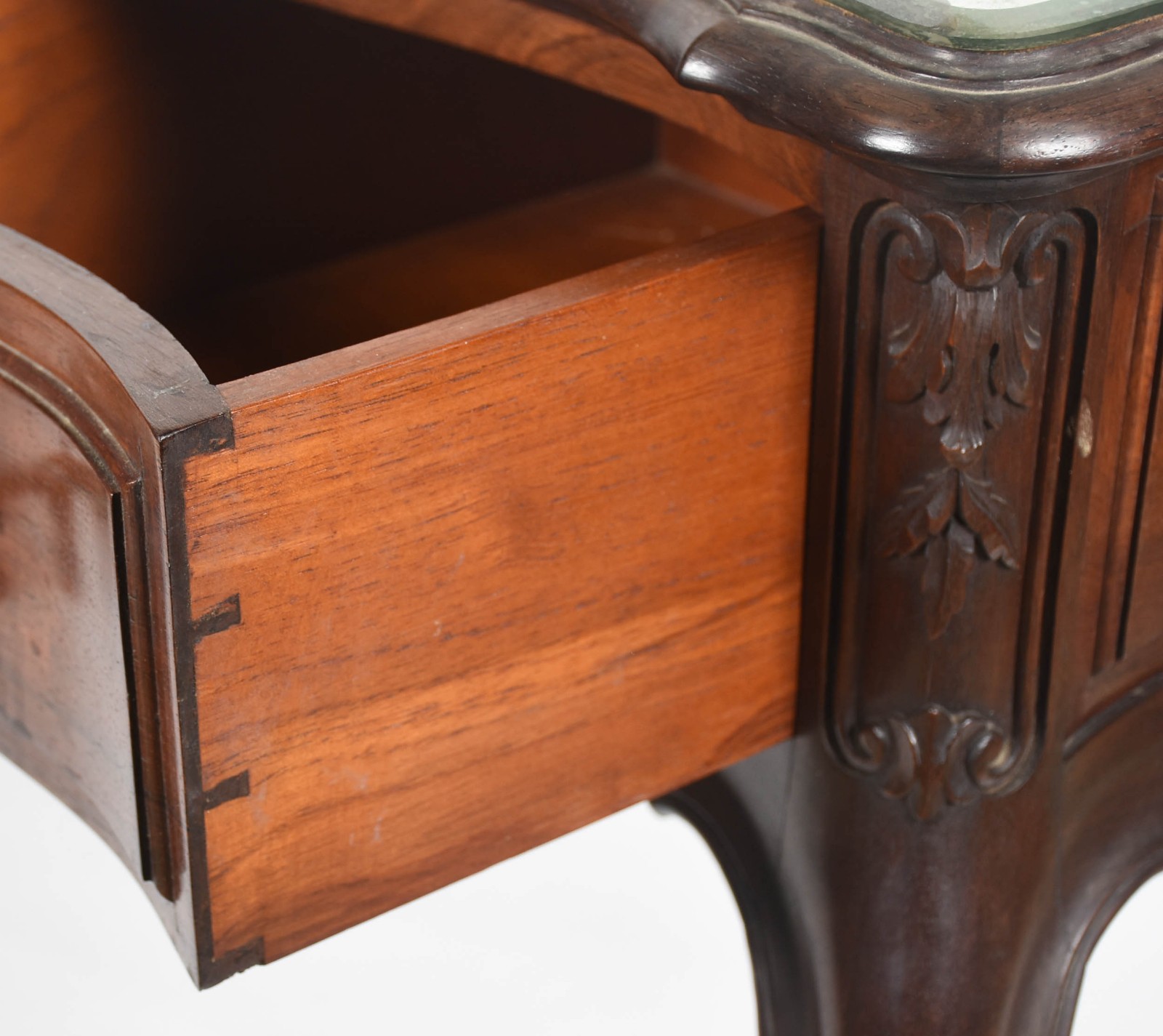 Mesa de encostar de jacarandá com três gavetas, estilo Luís XV, tampo... - foto 5 de 6