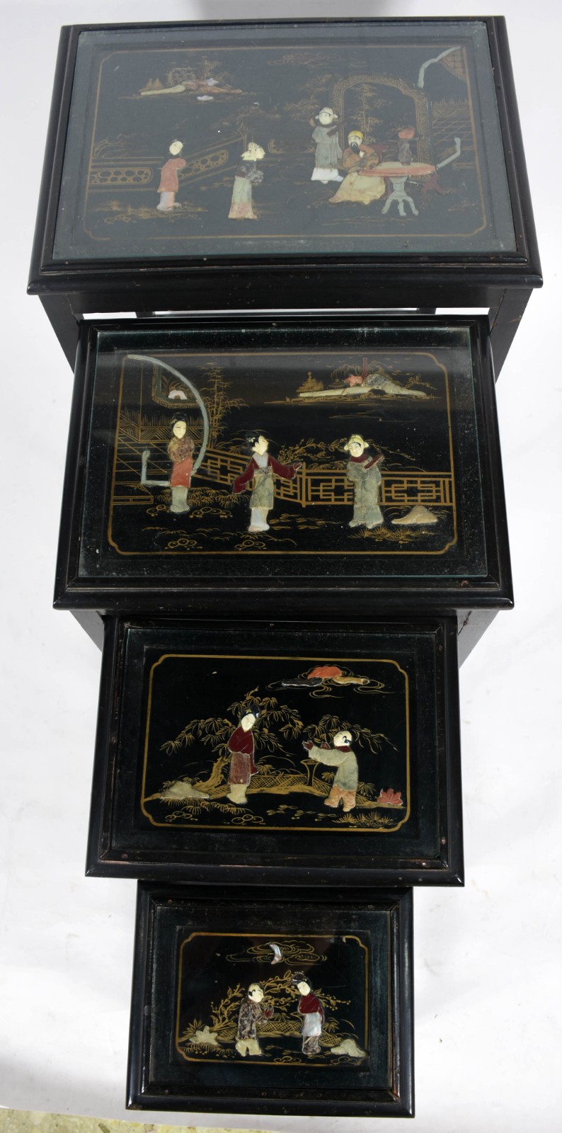 Conjunto com 4 mesas ditas "ninho", de madeira chinesa com lacca... - foto 2 de 3