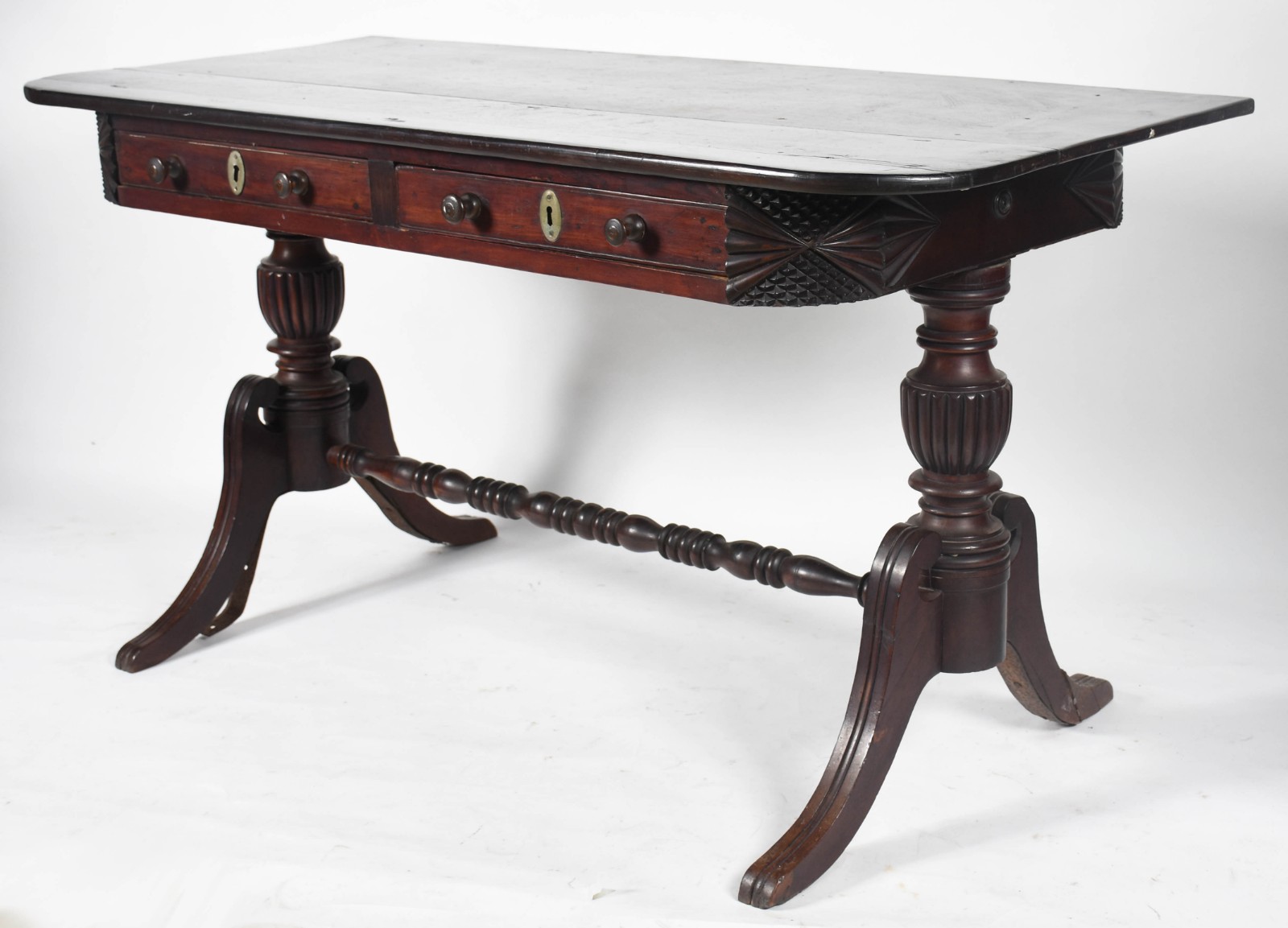 Mesa de encostar de jacarandá com 2 gavetas, tampo retangular apoiado... - foto 1 de 6