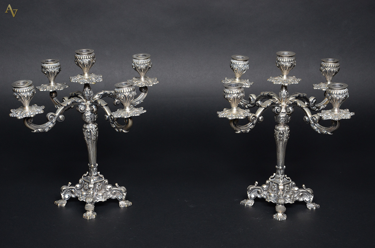 Par de candelabros de prata para 5 velas cada, concheados e folhas em...