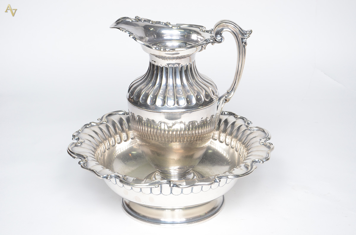 Jarro com bacia de metal inglês ELKINGTON PLATE, com borda recortada...