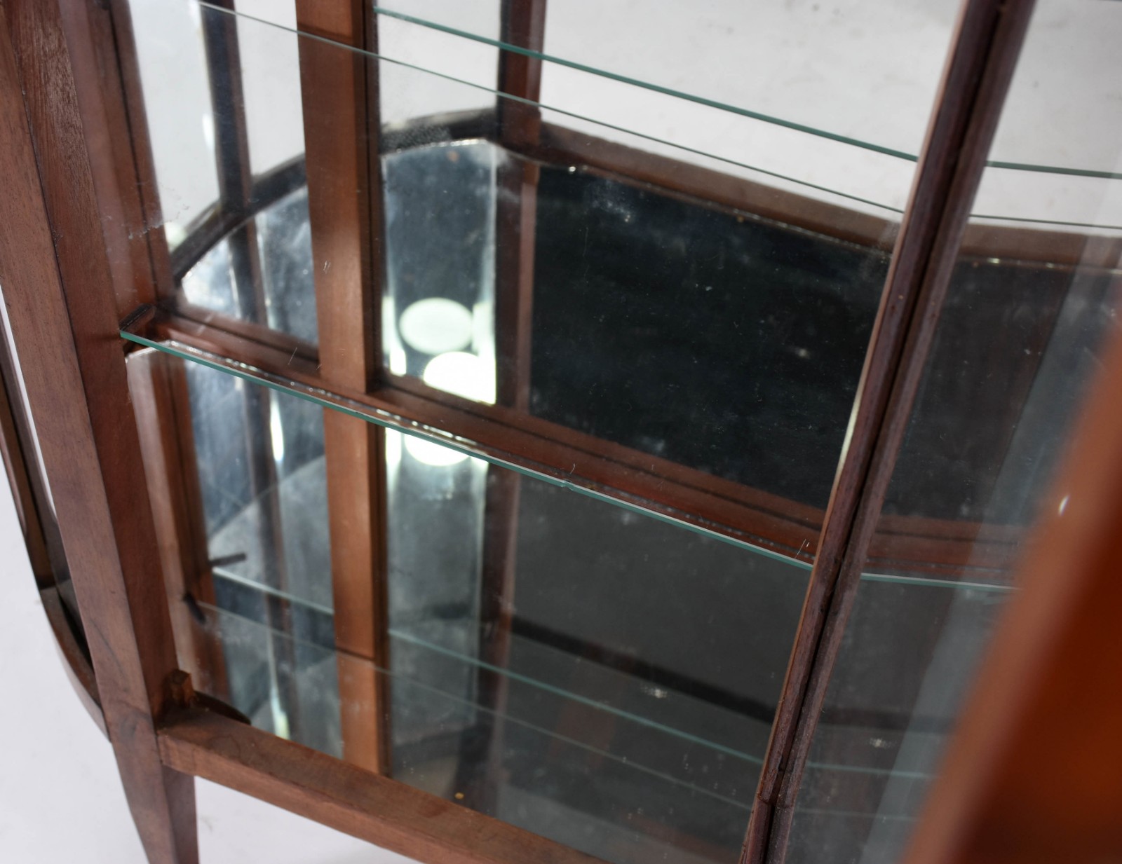 Cristaleira de madeira filetada feitio bombé, porta e laterais com... - foto 2 de 3