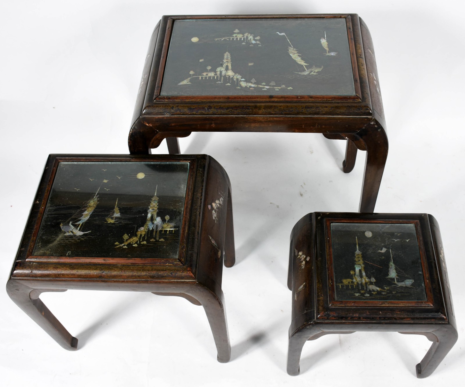 Conjunto com 3 mesas de madeira nobre com aplicações de madrepérola... - foto 2 de 4