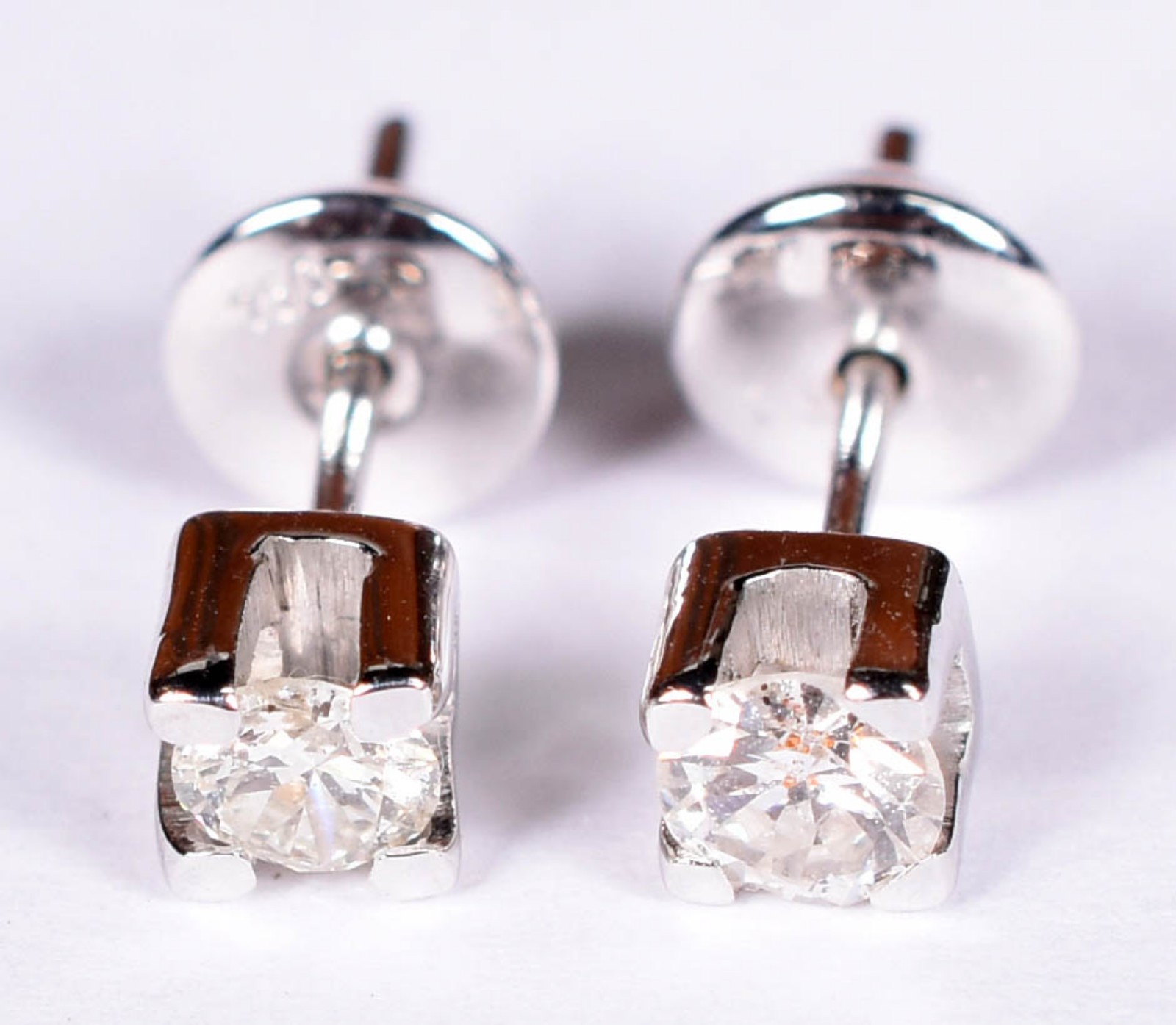 Par de brincos de ouro branco com 2 brilhantes de 0,20 ct cada. total... - foto 1 de 4