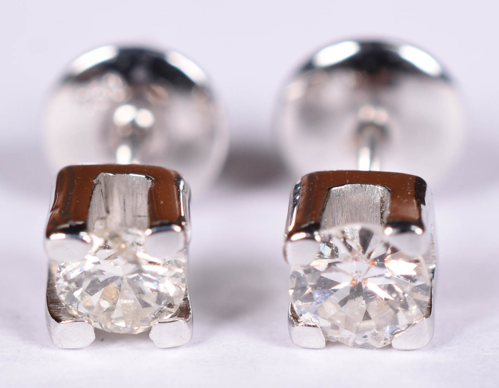 Par de brincos de ouro branco com 2 brilhantes de 0,20 ct cada. total... - foto 2 de 4