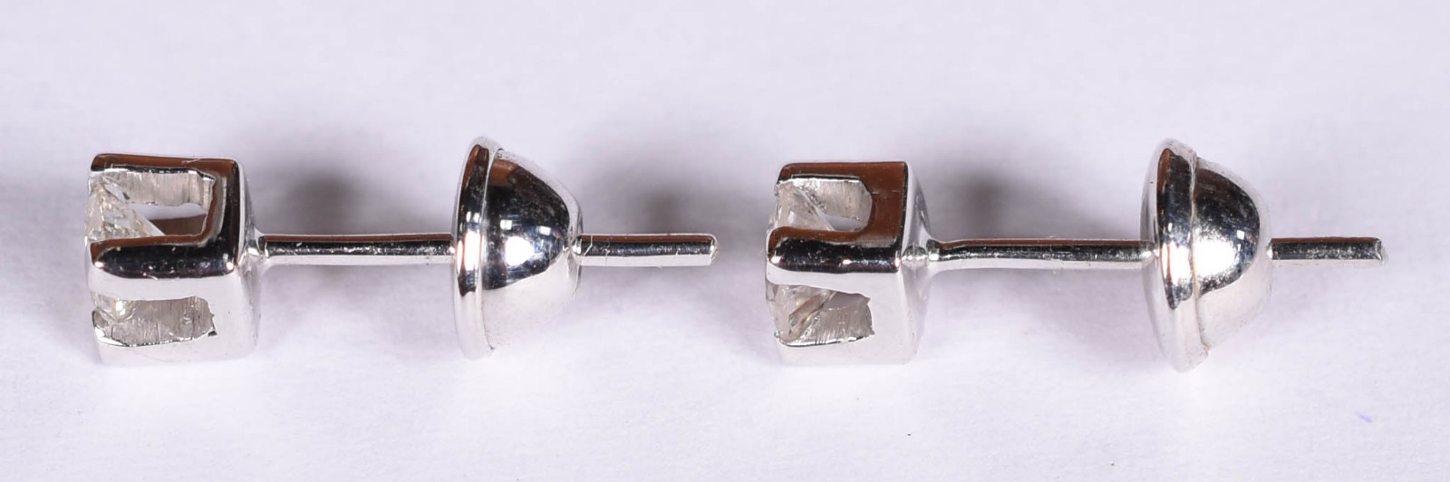 Par de brincos de ouro branco com 2 brilhantes de 0,20 ct cada. total... - foto 3 de 4