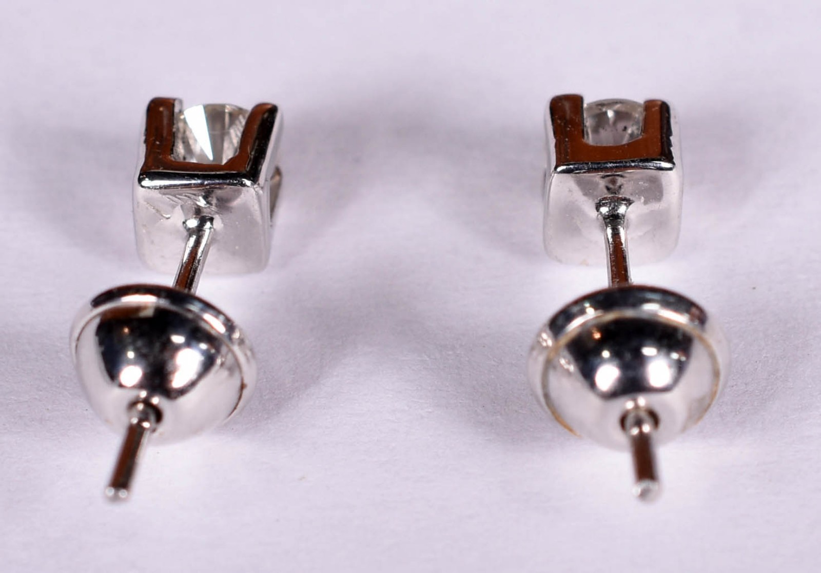 Par de brincos de ouro branco com 2 brilhantes de 0,20 ct cada. total... - foto 4 de 4