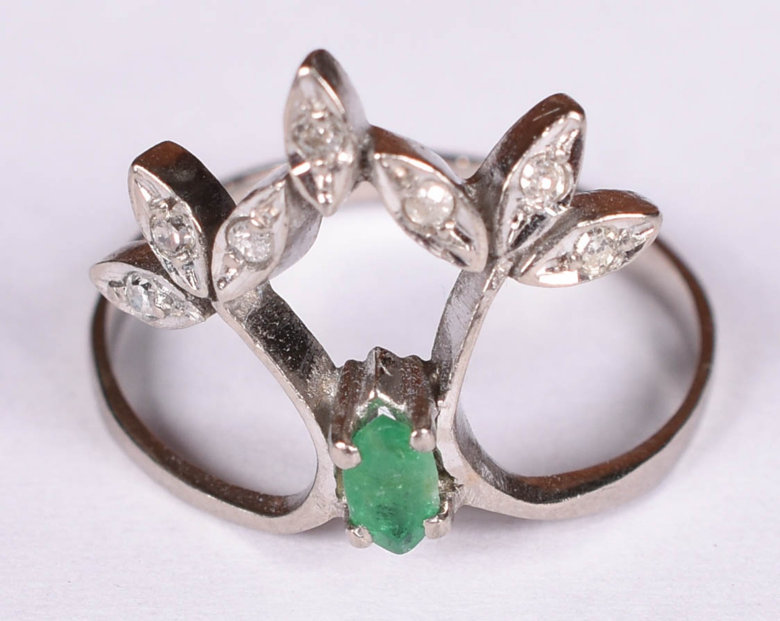 Anel de ouro branco com 7 brilhantes e uma esmeralda, aro 17 (Por... - foto 1 de 3