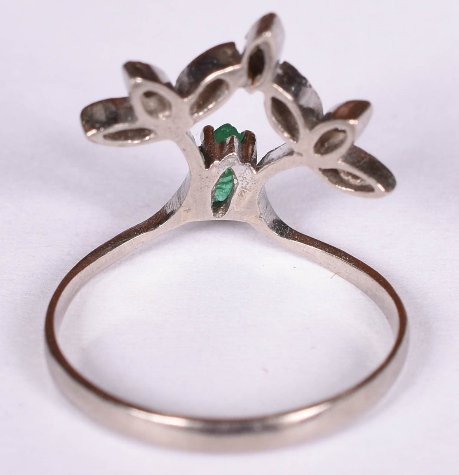 Anel de ouro branco com 7 brilhantes e uma esmeralda, aro 17 (Por... - foto 2 de 3