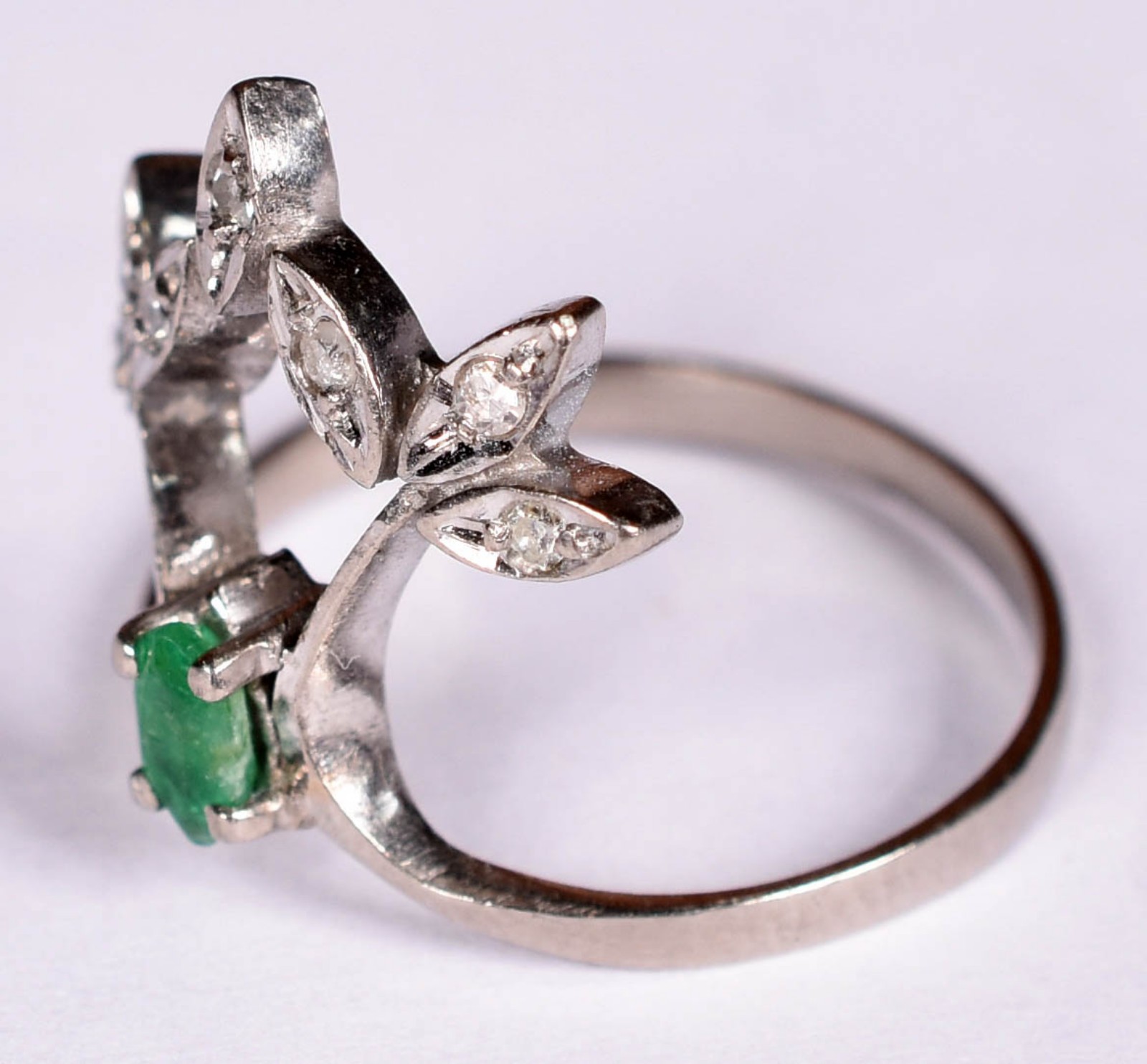 Anel de ouro branco com 7 brilhantes e uma esmeralda, aro 17 (Por... - foto 3 de 3