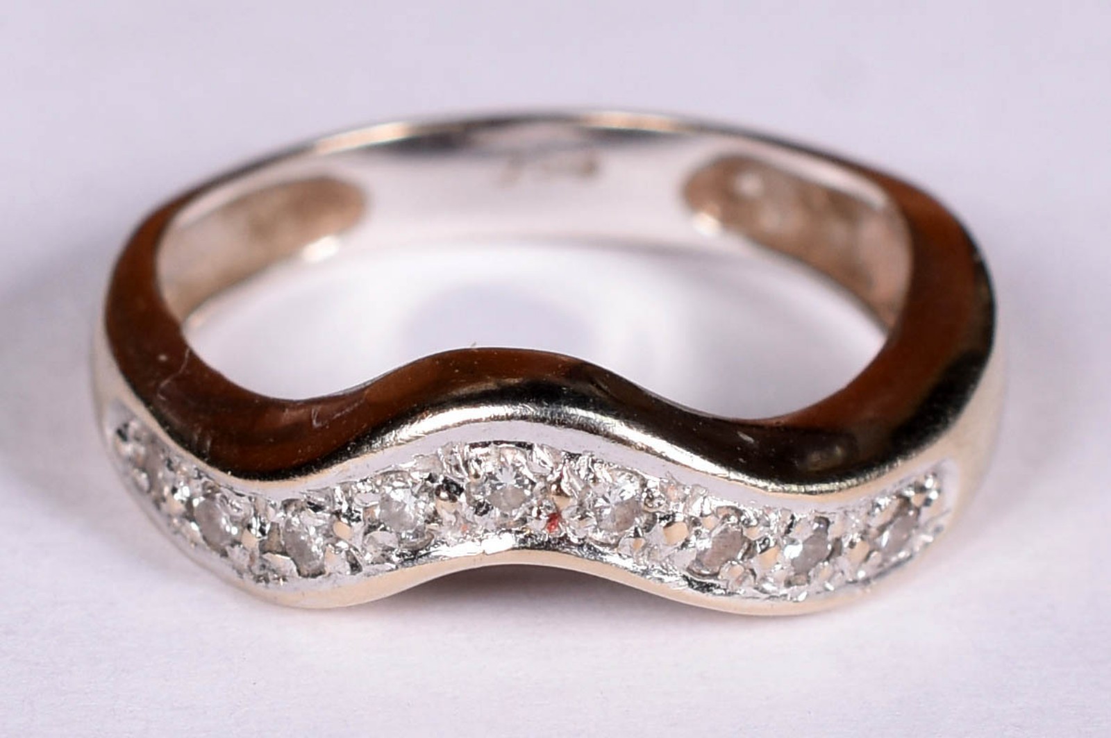 Anel feitio ondulado com 9 brilhantes de ouro 750, aro 15 (Por... - foto 1 de 4