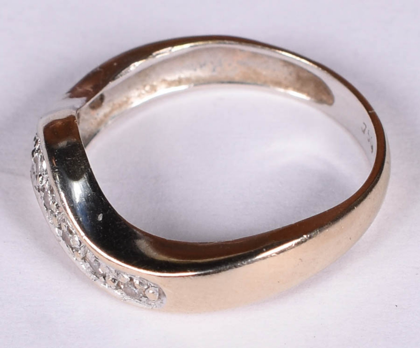 Anel feitio ondulado com 9 brilhantes de ouro 750, aro 15 (Por... - foto 2 de 4