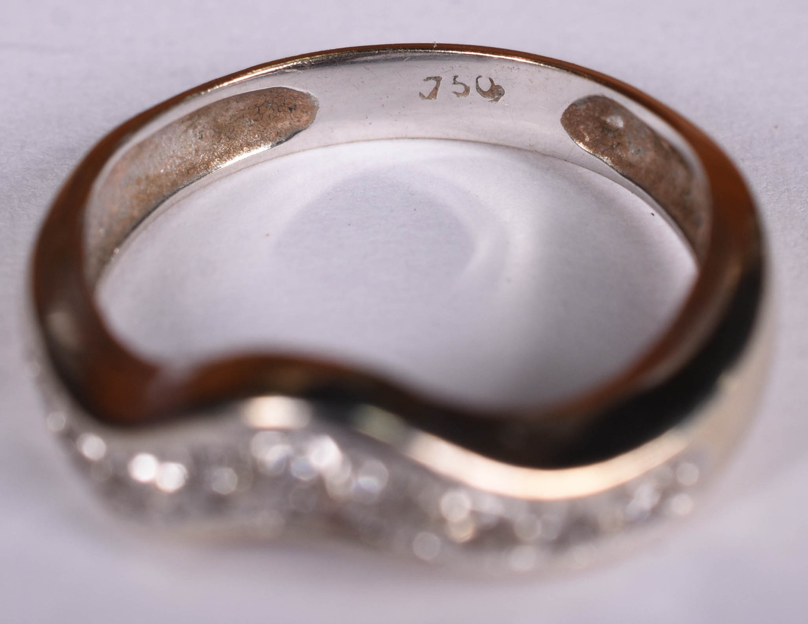 Anel feitio ondulado com 9 brilhantes de ouro 750, aro 15 (Por... - foto 3 de 4