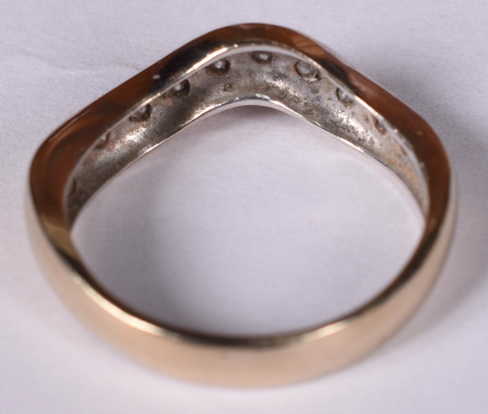 Anel feitio ondulado com 9 brilhantes de ouro 750, aro 15 (Por... - foto 4 de 4