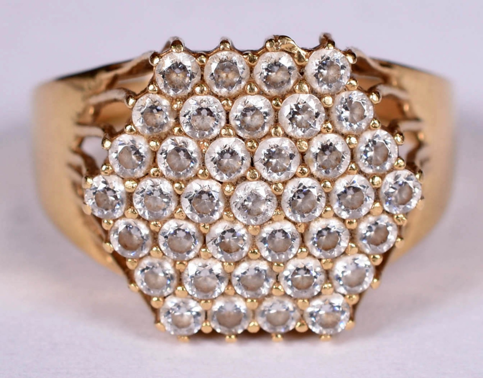 Anel de ouro 18 k cravejado com safiras brancas, aro 18 (Por motivos... - foto 1 de 5