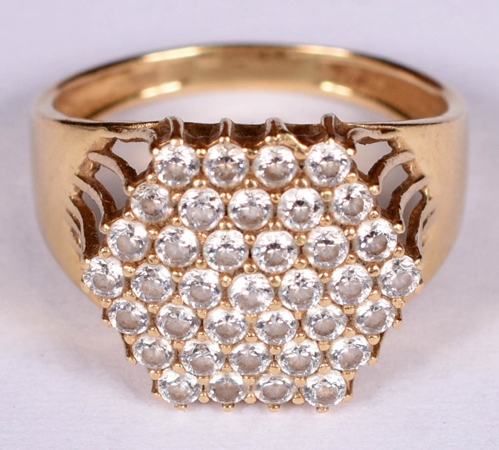 Anel de ouro 18 k cravejado com safiras brancas, aro 18 (Por motivos... - foto 2 de 5