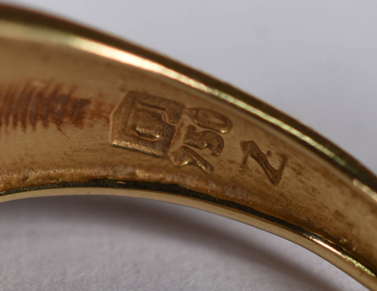 Anel de ouro 18 k cravejado com safiras brancas, aro 18 (Por motivos... - foto 4 de 5
