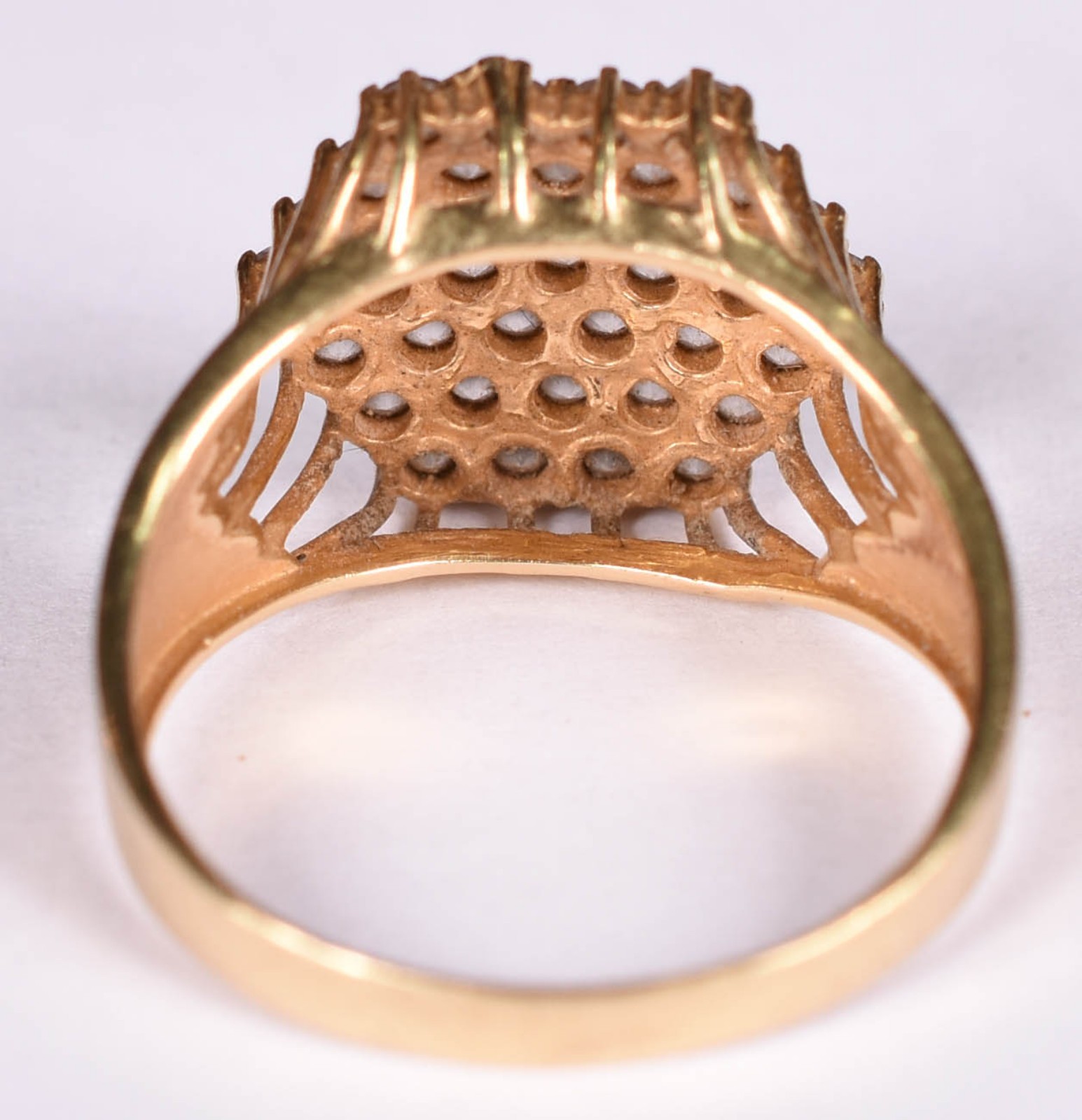 Anel de ouro 18 k cravejado com safiras brancas, aro 18 (Por motivos... - foto 5 de 5