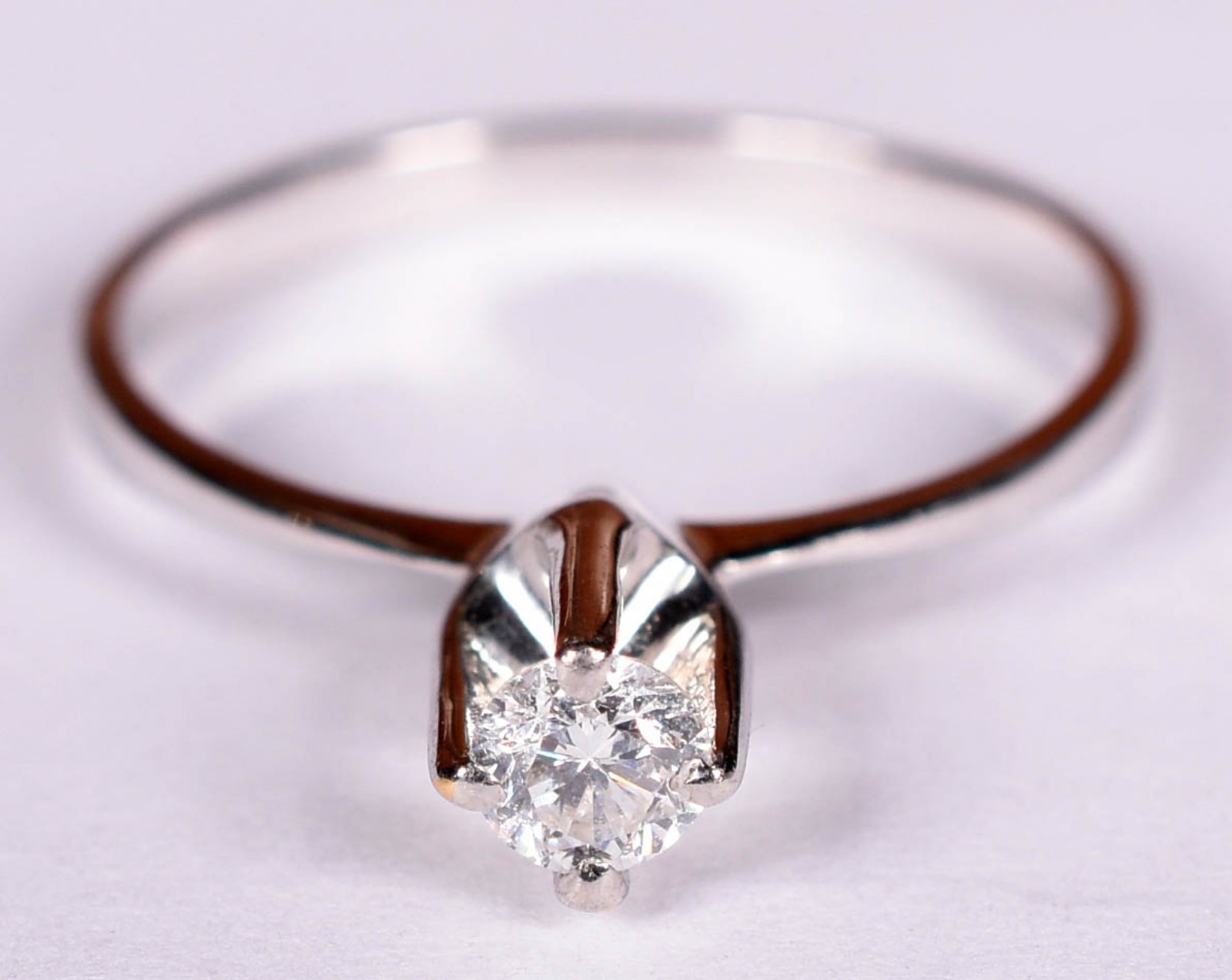 Anel solitário de ouro branco com 1 brilhantes de 0,20 ct, aro 17... - foto 1 de 3