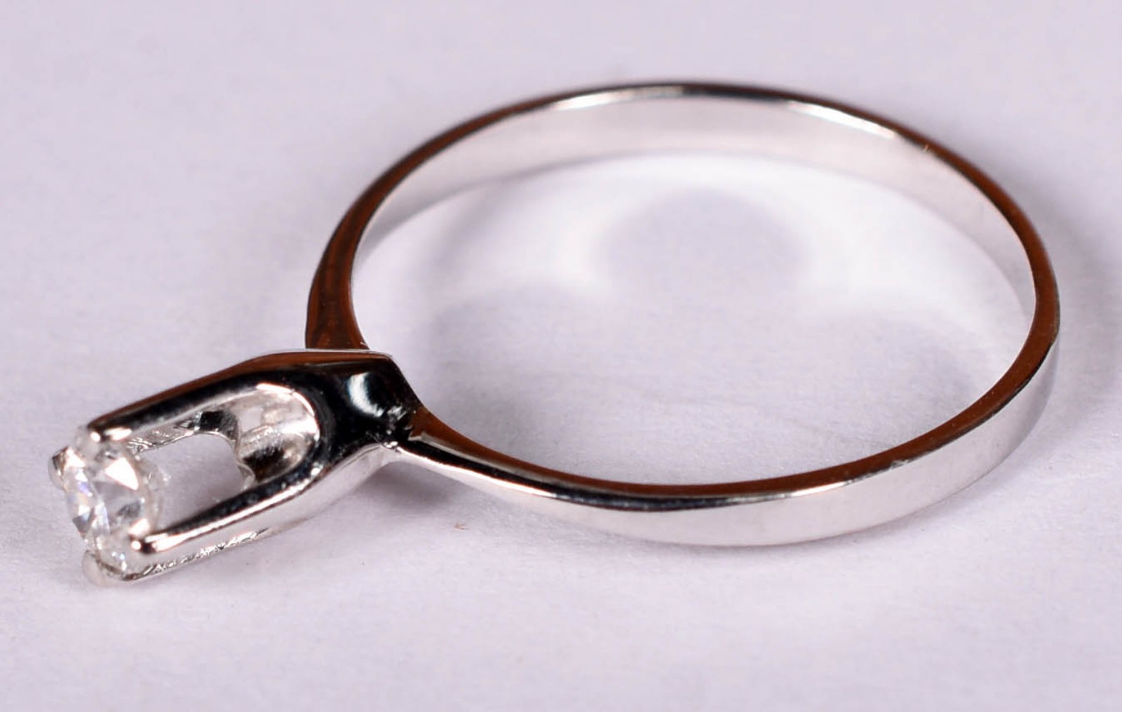 Anel solitário de ouro branco com 1 brilhantes de 0,20 ct, aro 17... - foto 2 de 3