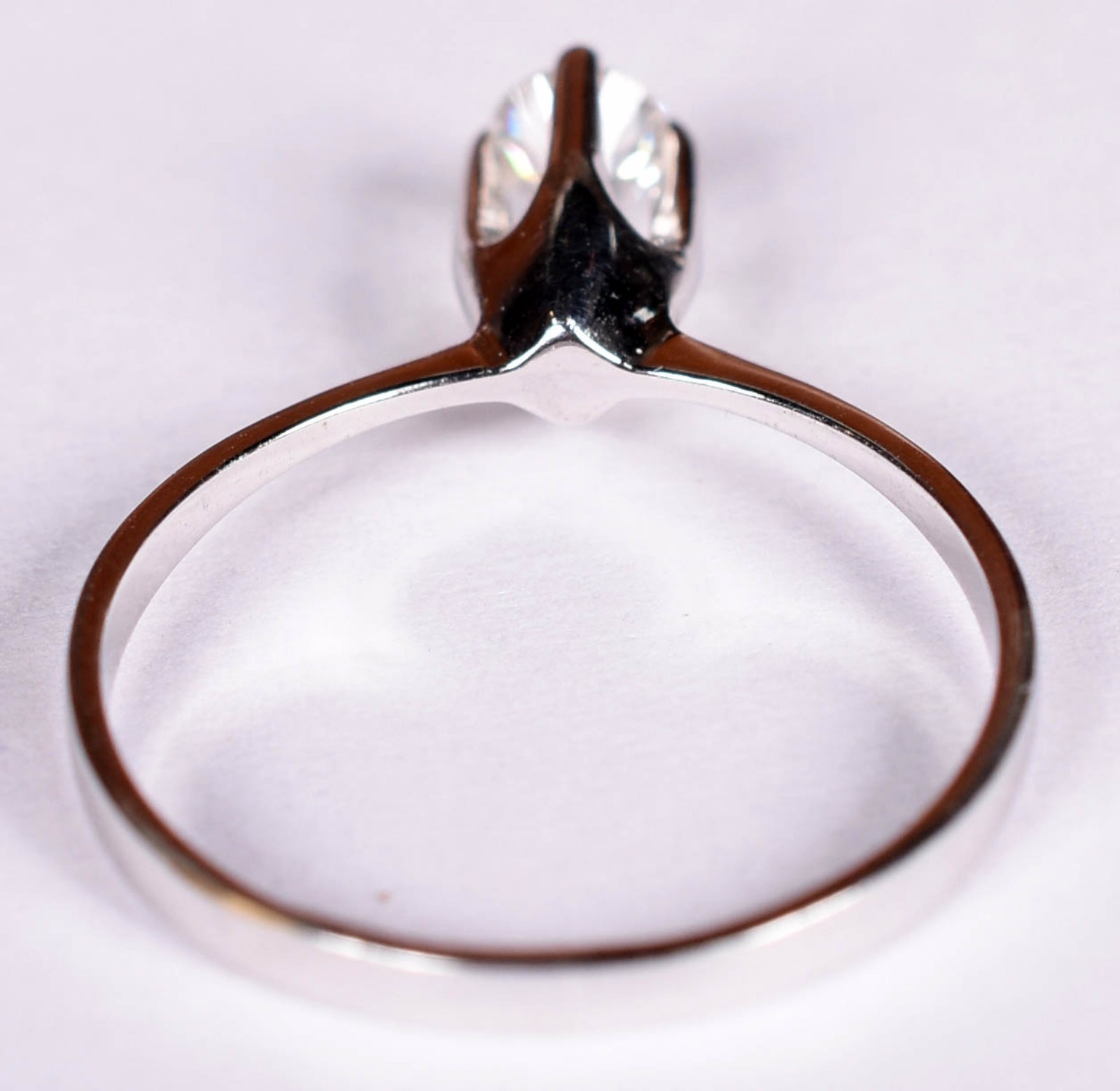 Anel solitário de ouro branco com 1 brilhantes de 0,20 ct, aro 17... - foto 3 de 3