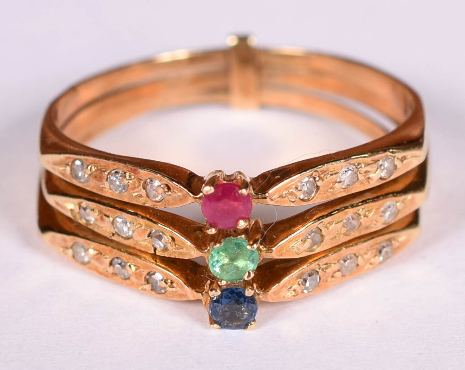 Anel de ouro 18 k com 18 brilhantes e 3 pedras, aro 21(Por motivos de... - foto 1 de 4