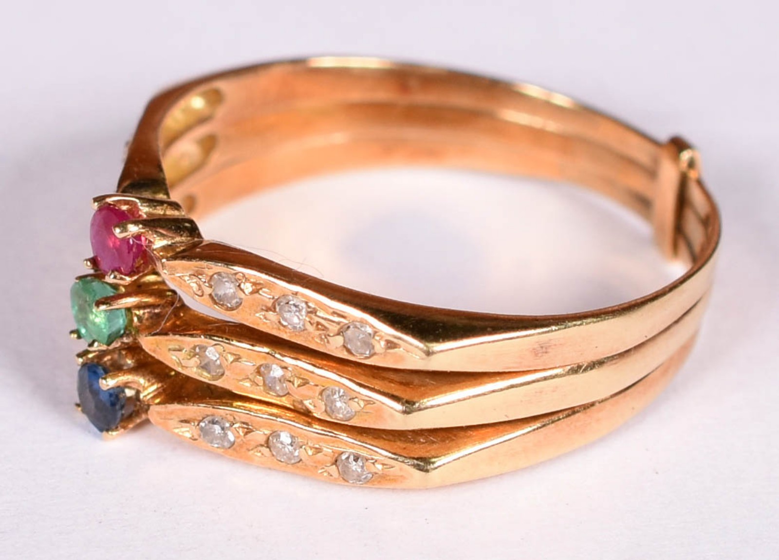 Anel de ouro 18 k com 18 brilhantes e 3 pedras, aro 21(Por motivos de... - foto 2 de 4