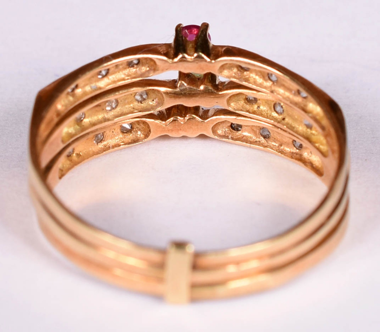 Anel de ouro 18 k com 18 brilhantes e 3 pedras, aro 21(Por motivos de... - foto 3 de 4