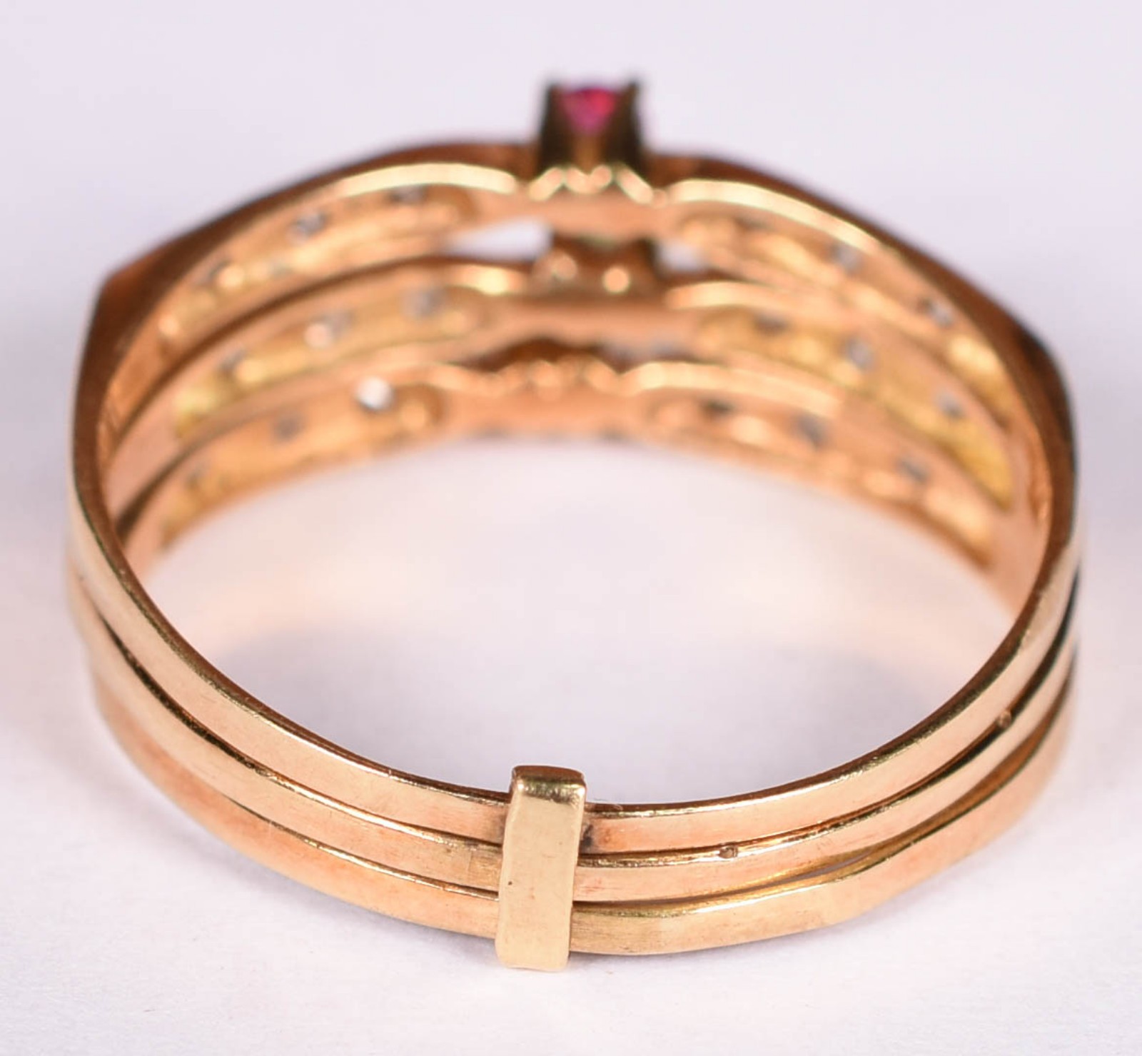Anel de ouro 18 k com 18 brilhantes e 3 pedras, aro 21(Por motivos de... - foto 4 de 4