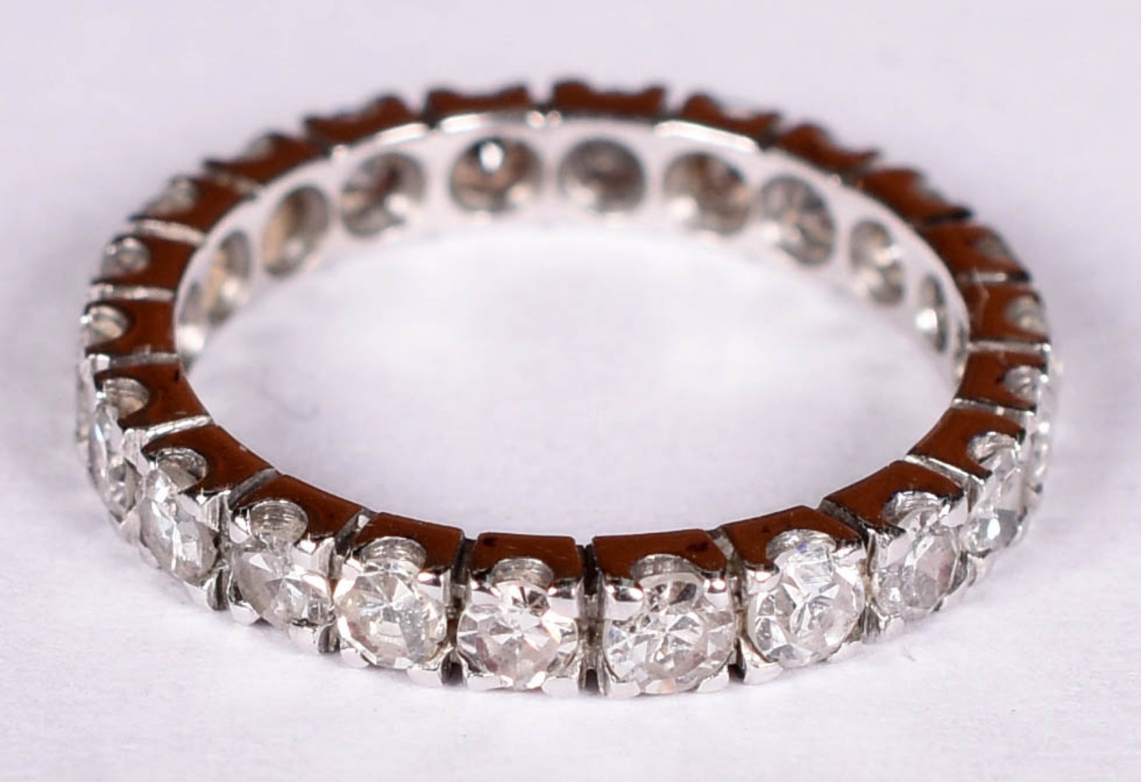 Anel de ouro branco com 20 brihantes de 0,08 ct. Total 16, aro 10... - foto 1 de 3