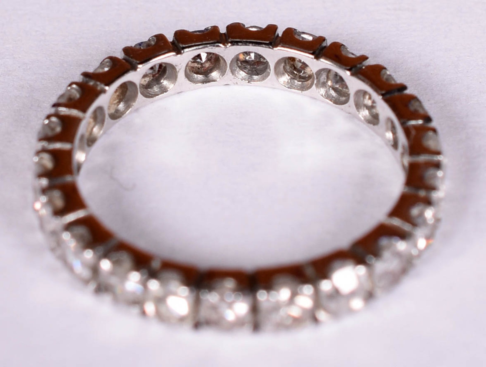 Anel de ouro branco com 20 brihantes de 0,08 ct. Total 16, aro 10... - foto 2 de 3