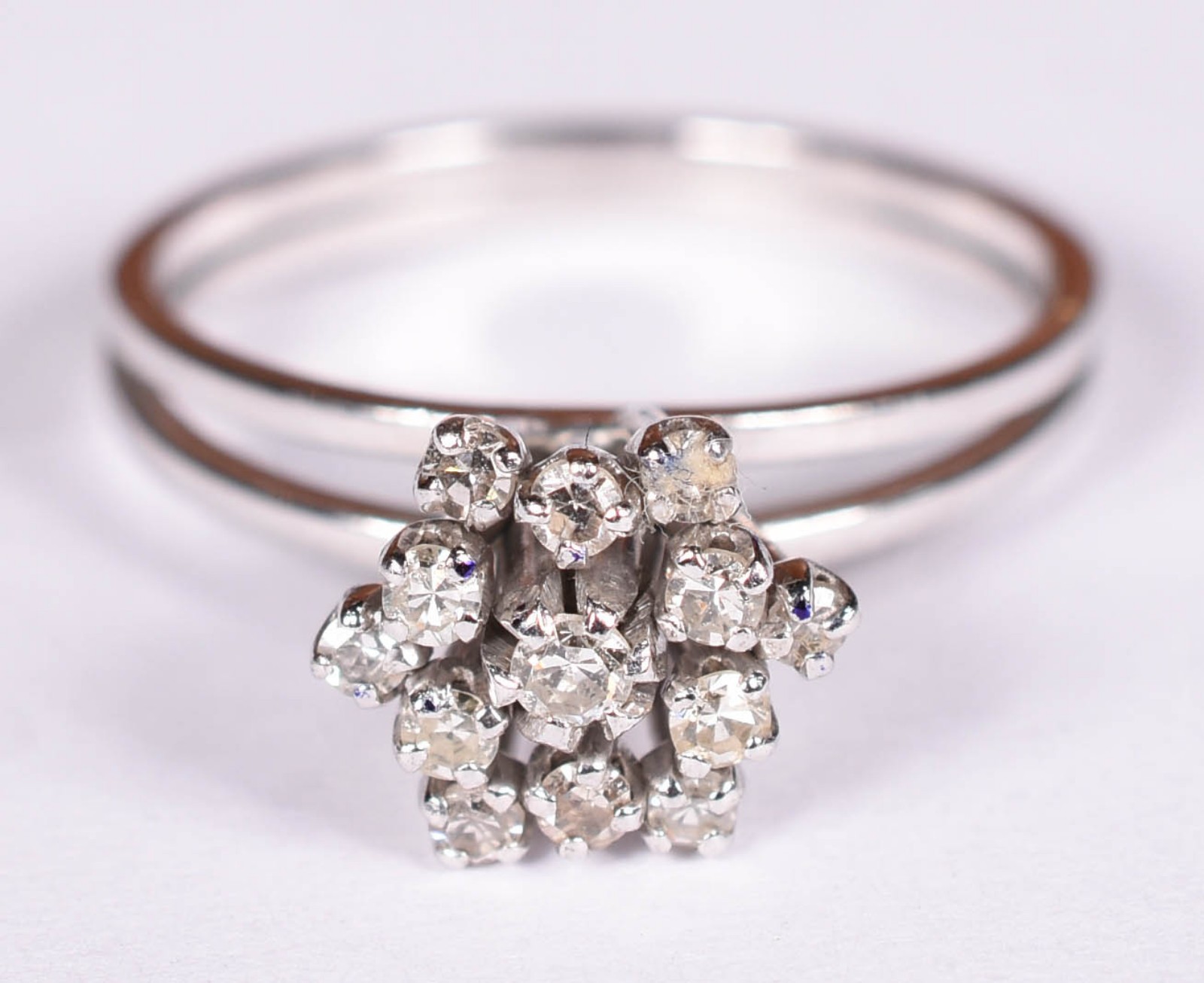 Anel de ouro branco feitio chuveiro com 12 brilhantes, aro 16 (Por... - foto 1 de 3