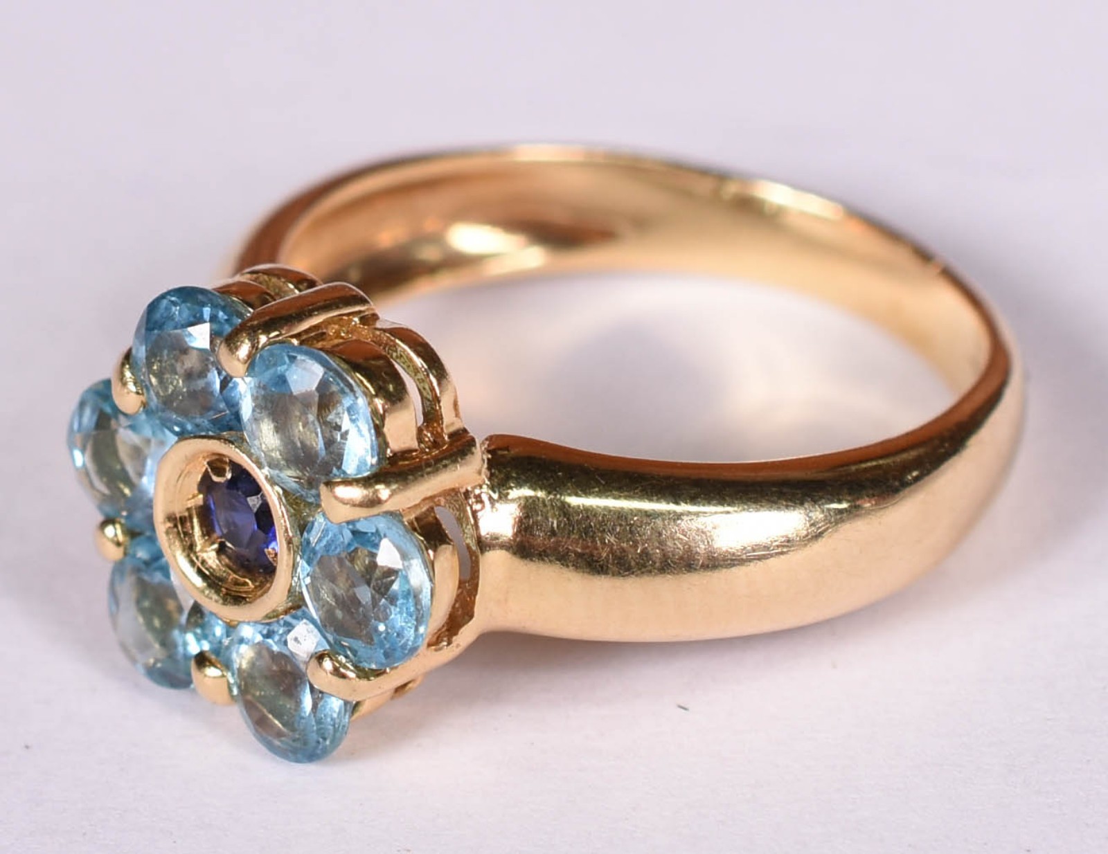 Anel de ouro 18 k com pedras verdes feitio flor, aro 18 (Por motivos... - foto 2 de 4
