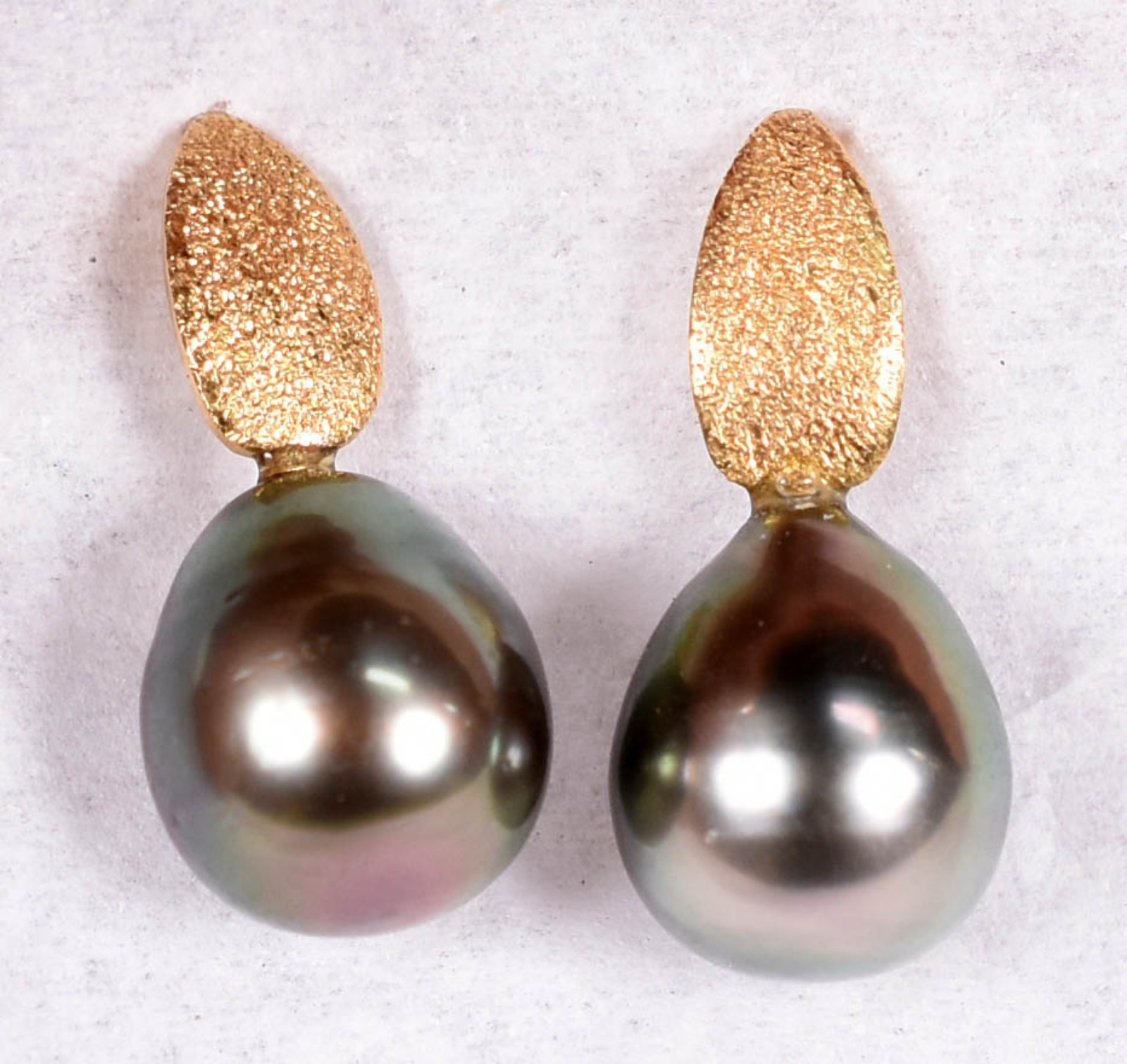 Par de brincos de ouro 18 k com perolas tingidas (Por motivos de... - foto 1 de 4