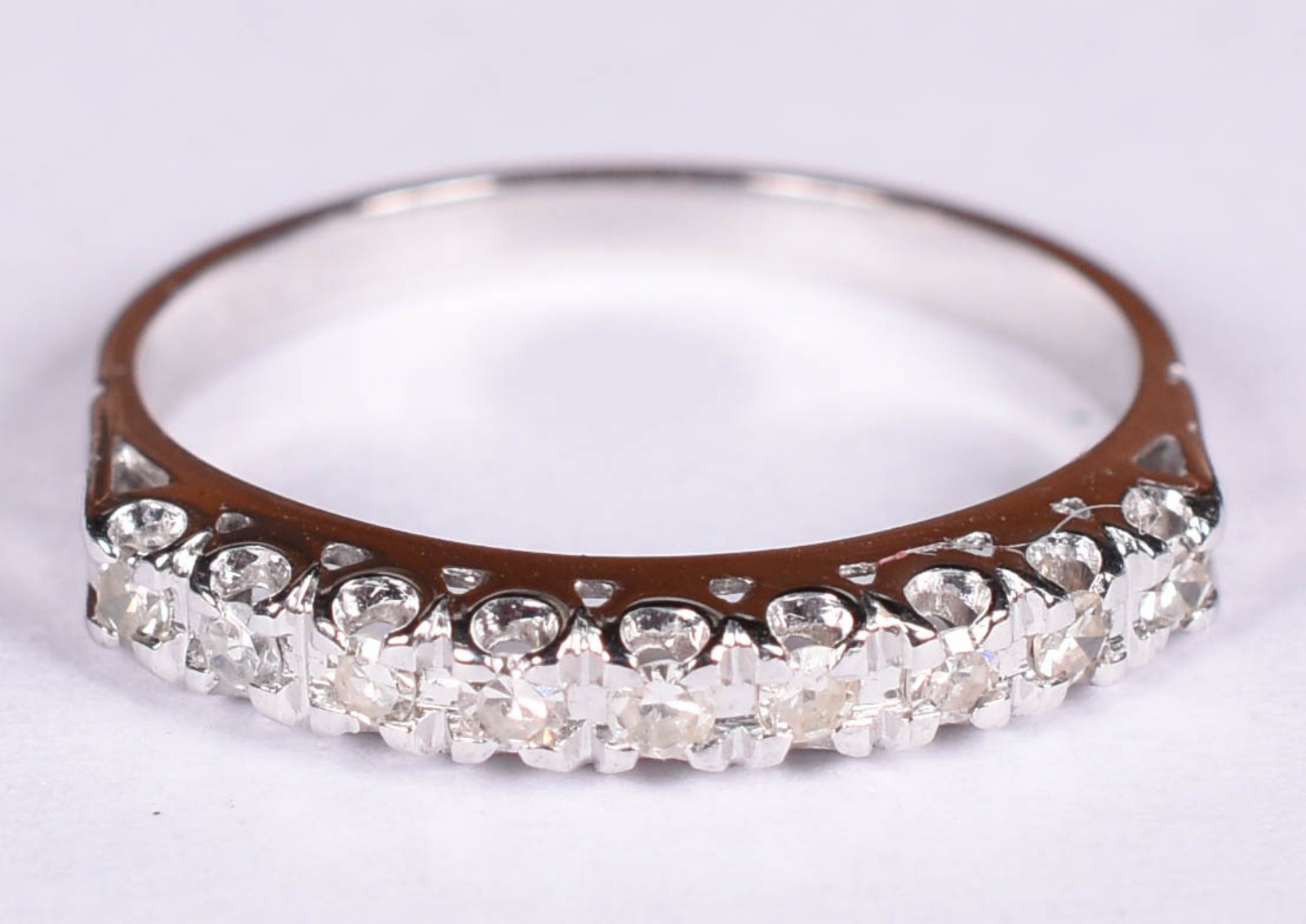 Anel de ouro branco com 9 brilhantes 0,05 ct cada, total 0,45, aro 15... - foto 1 de 4