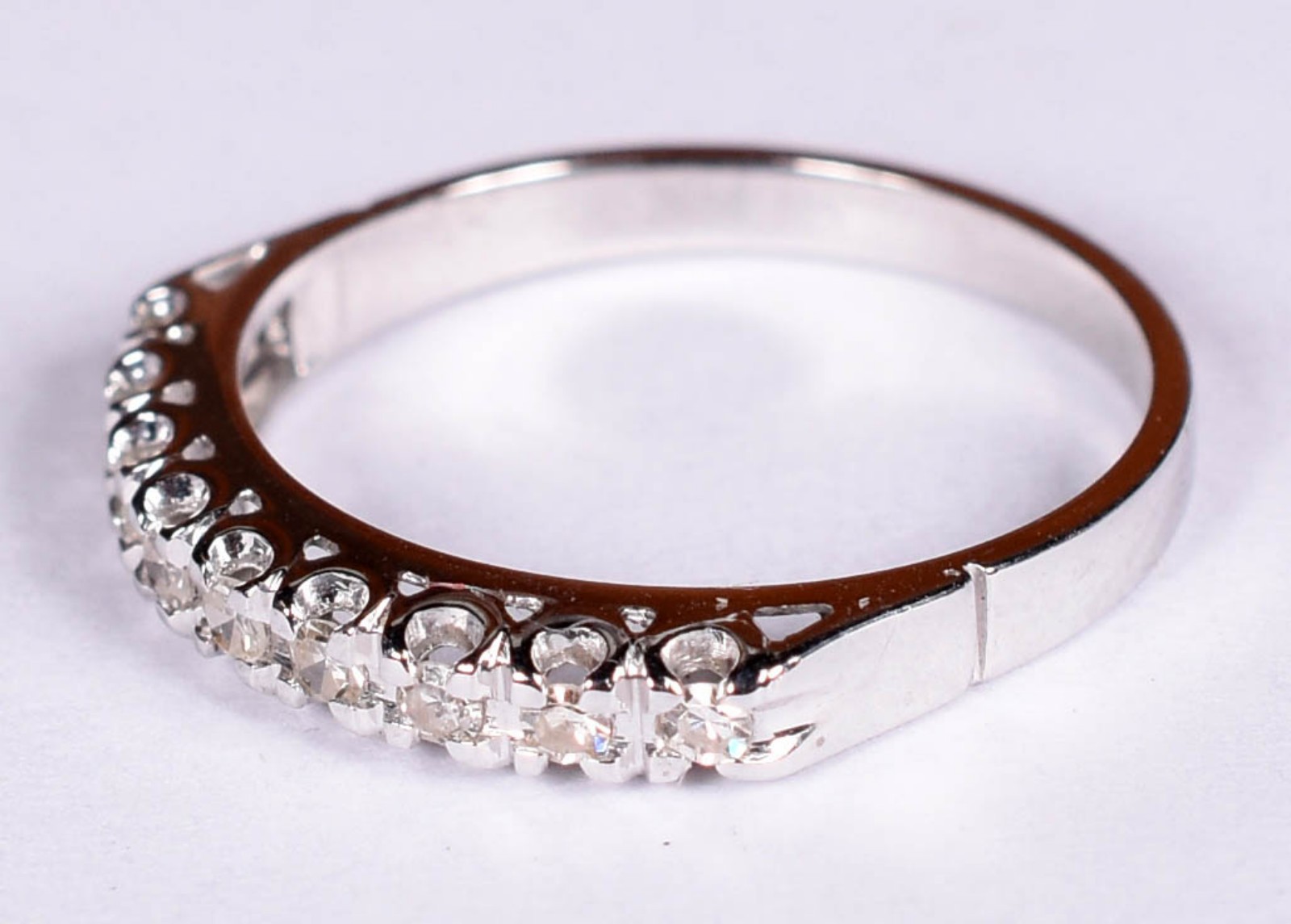 Anel de ouro branco com 9 brilhantes 0,05 ct cada, total 0,45, aro 15... - foto 2 de 4